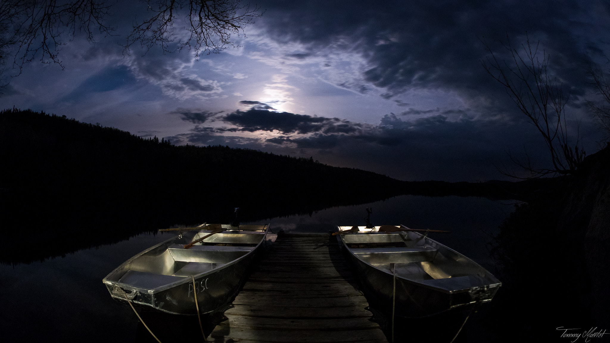 Olympus OM-D E-M1 + OLYMPUS M.8mm F1.8 sample photo. Under the moon photography