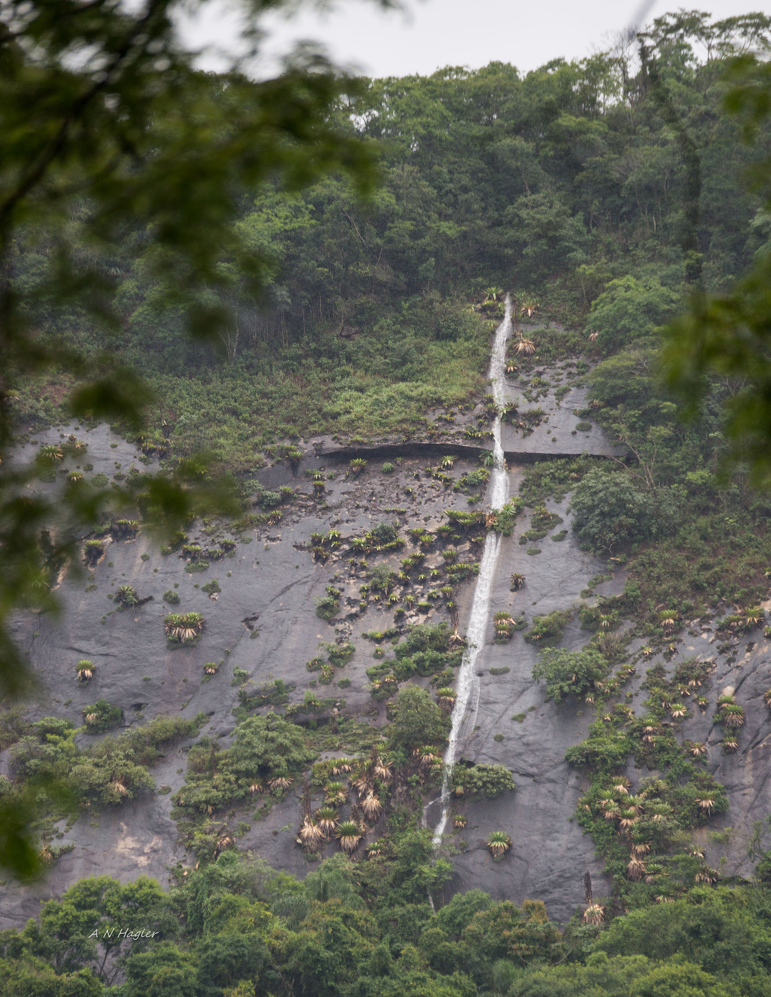 Sony 70-300mm F4.5-5.6 G SSM sample photo. Itaipava rainstorm waterfall photography