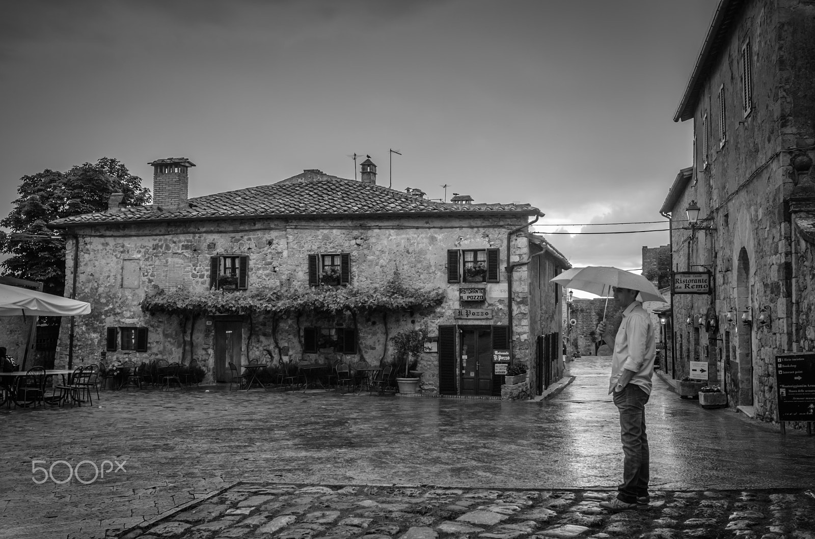 Nikon D7000 + AF Nikkor 24mm f/2.8 sample photo. Rainning in san gimignano photography