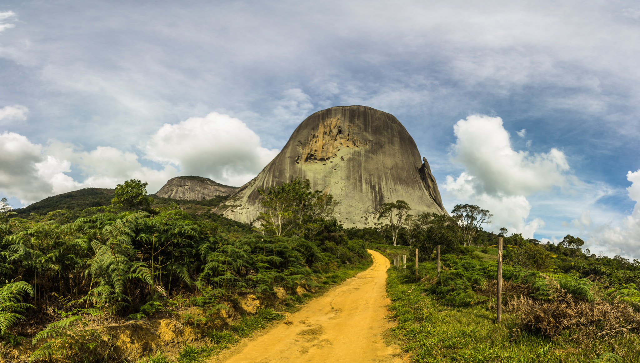 Canon EF-S 10-18mm F4.5–5.6 IS STM sample photo. Pedra azul photography