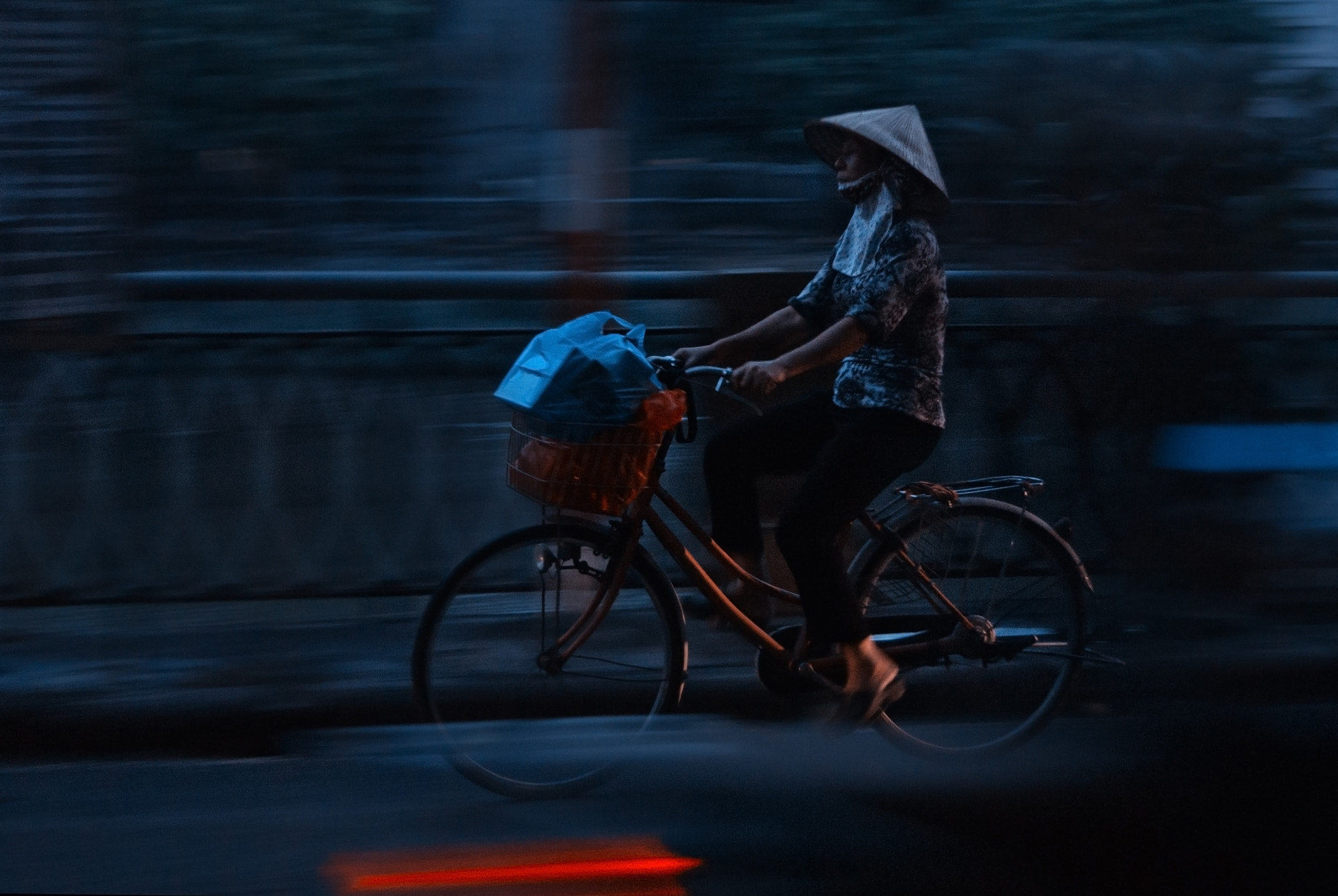 AF Zoom-Nikkor 28-70mm f/3.5-4.5D sample photo. Rush photography