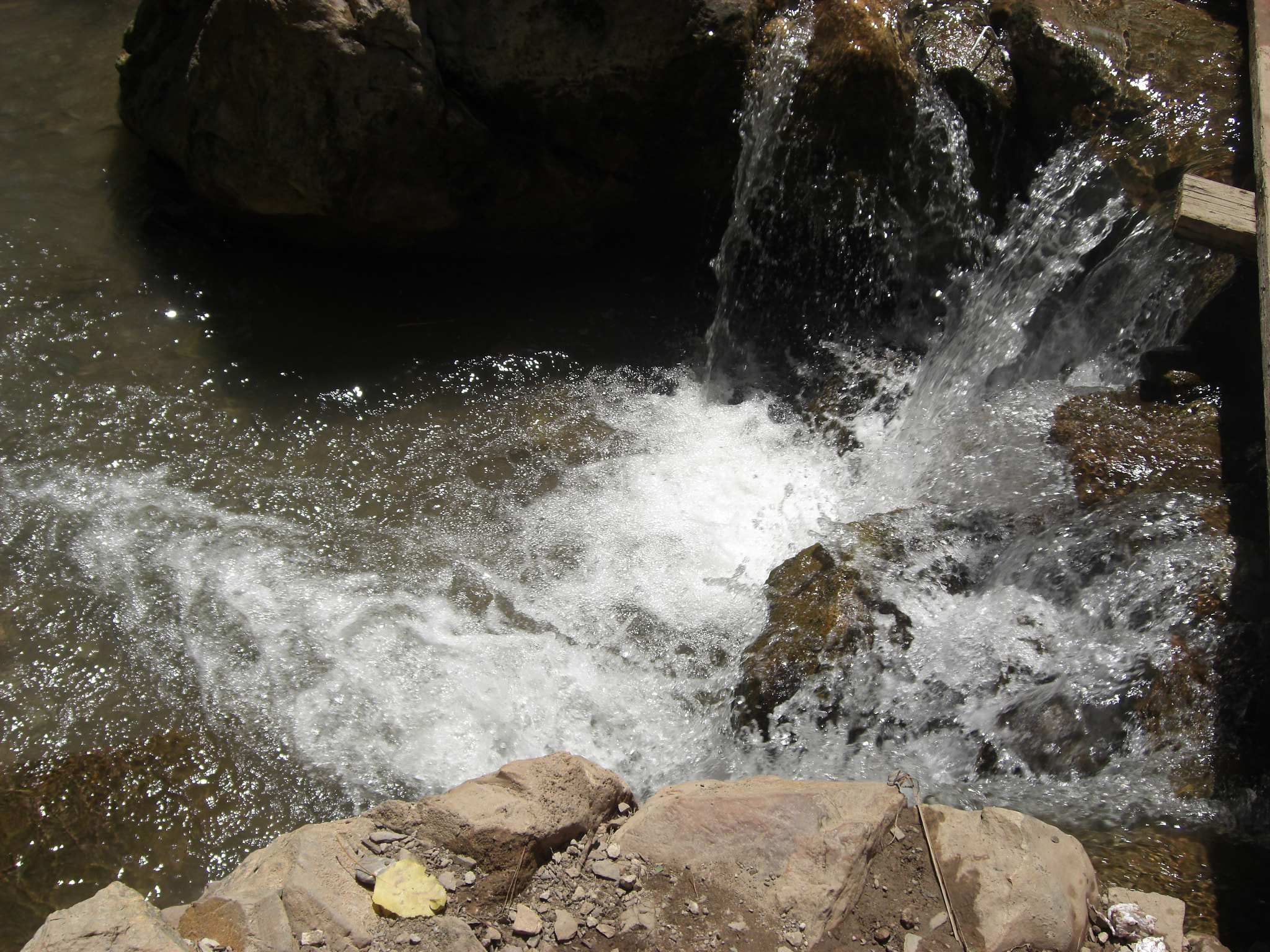 CASIO EX-Z1050 sample photo. Small waterfall photography