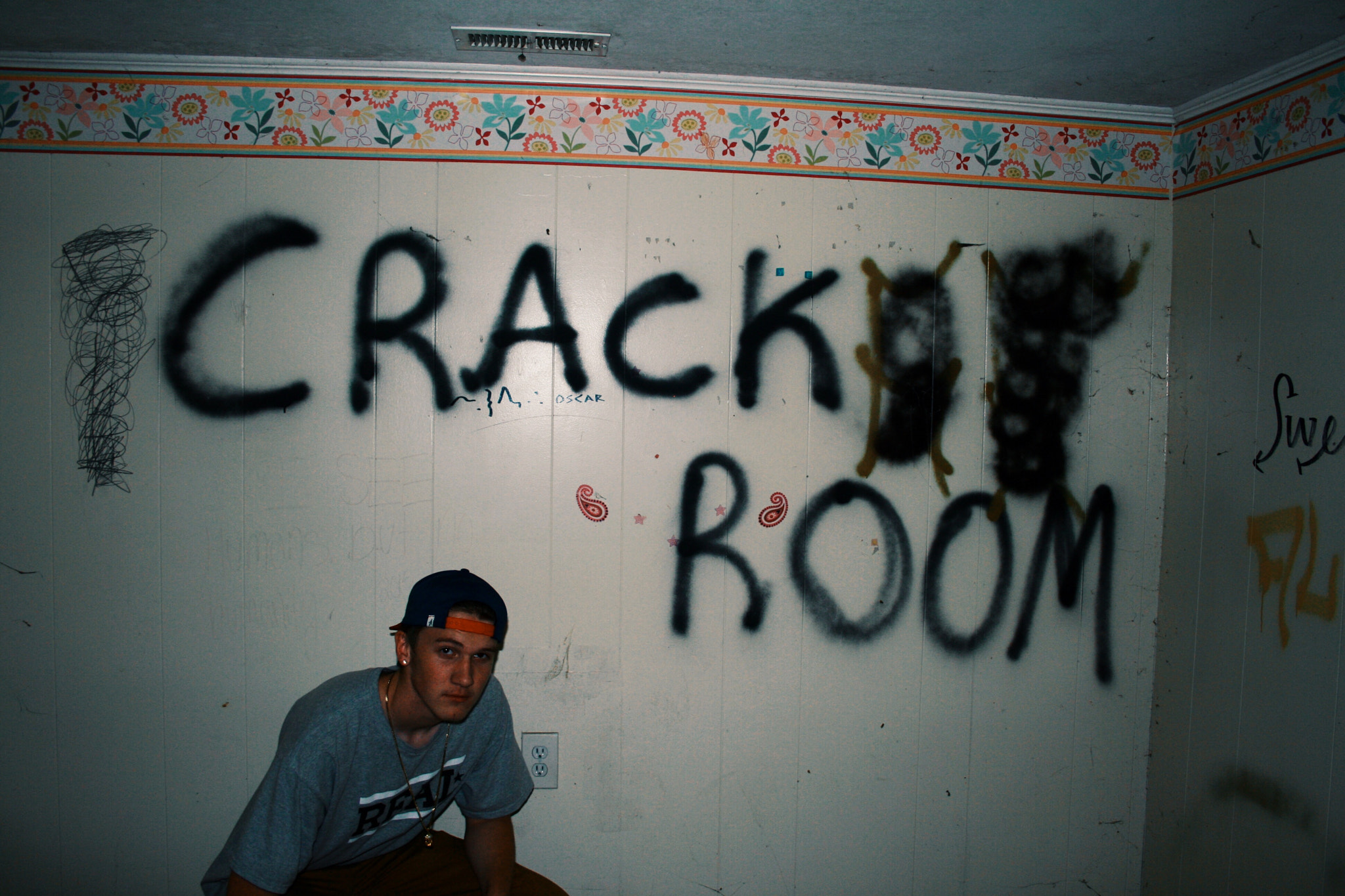 Canon EF-S 18-55mm F3.5-5.6 sample photo. Crack room. photography
