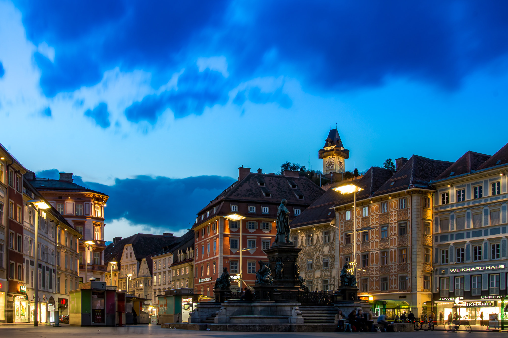 Canon EOS 700D (EOS Rebel T5i / EOS Kiss X7i) + Sigma 24-105mm f/4 DG OS HSM | A sample photo. Bluehour at the mainsquare photography