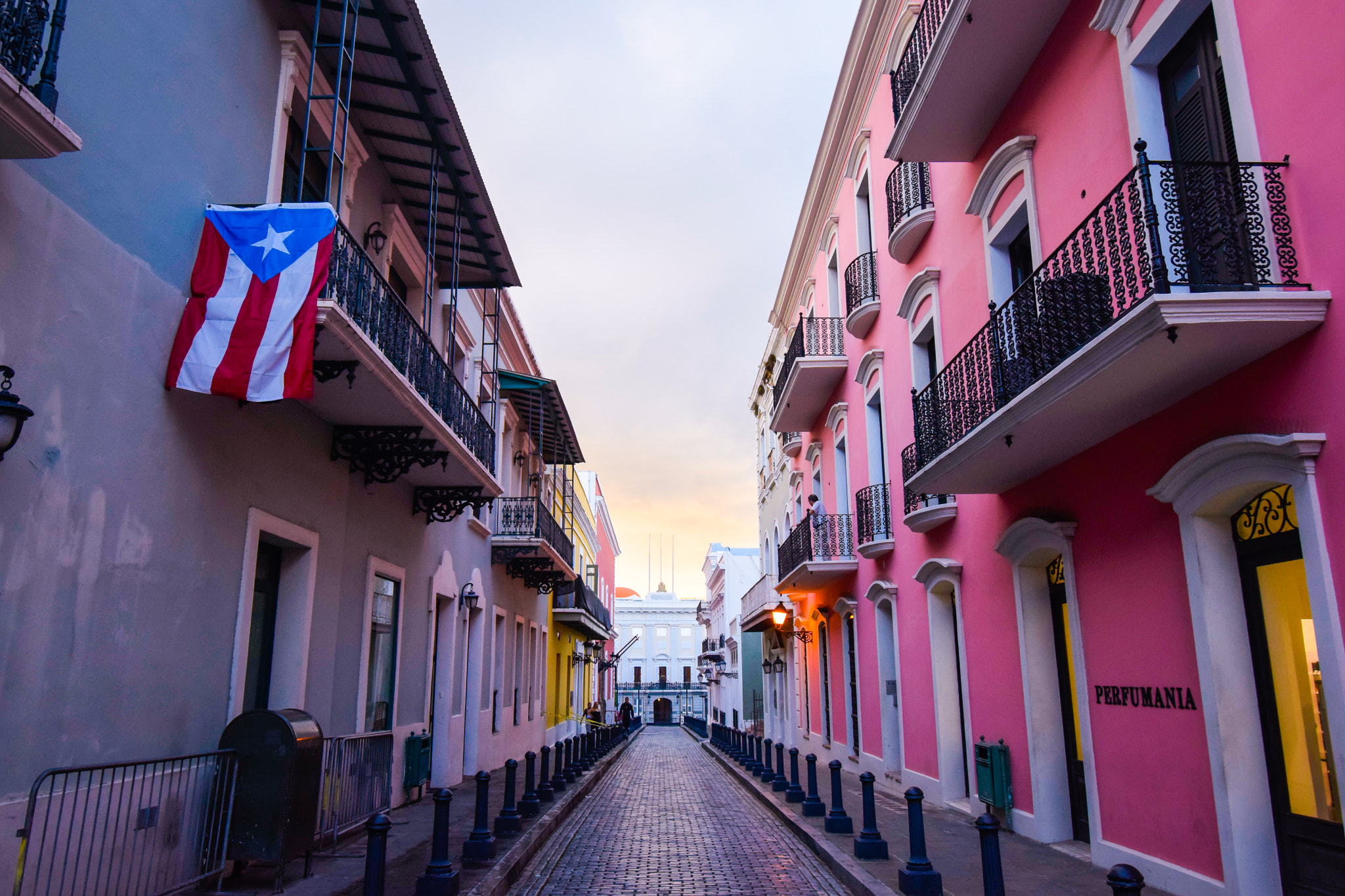 Nikon AF-S Nikkor 16-35mm F4G ED VR sample photo. Puerto rico streets photography