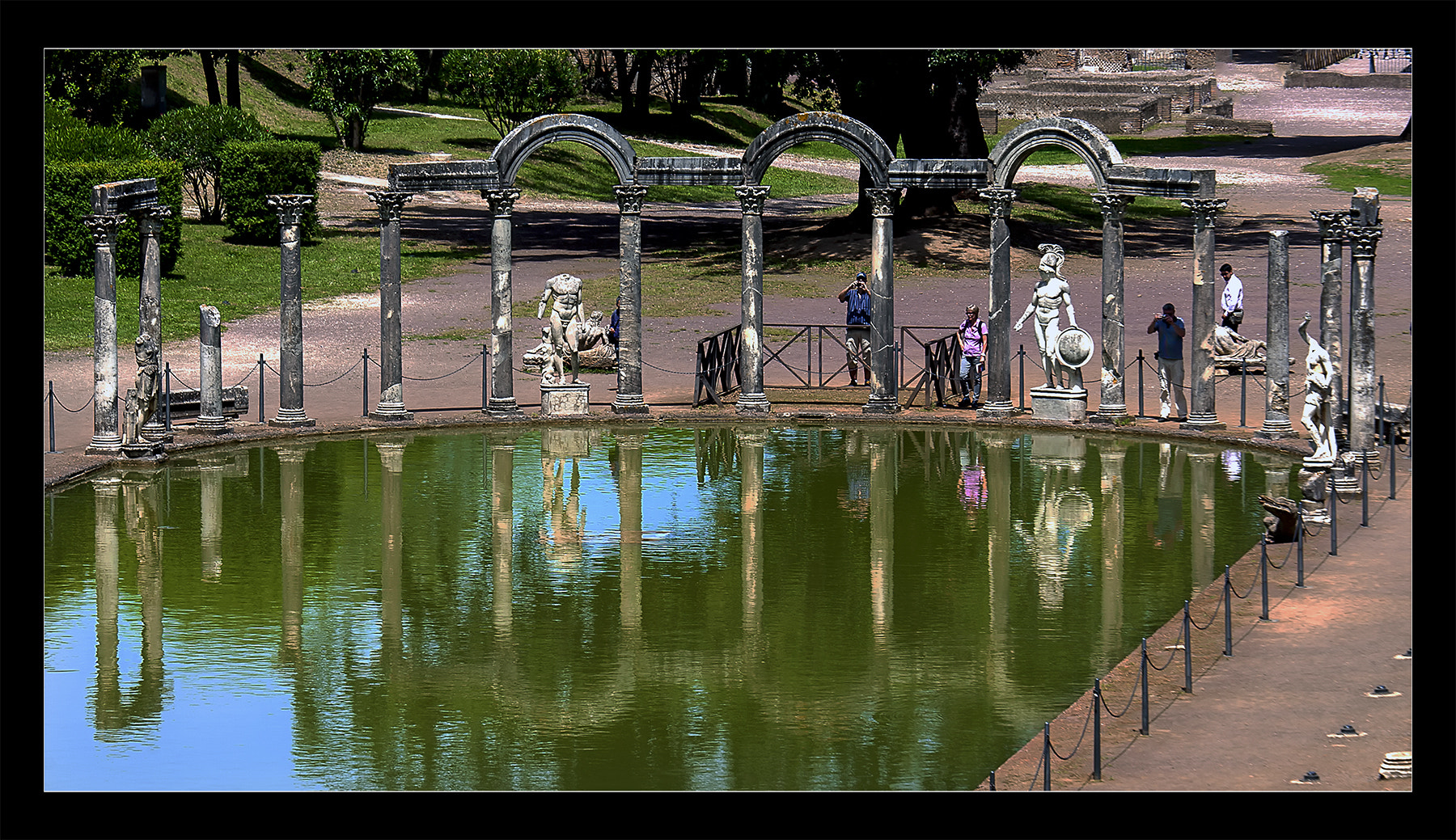 Canon EOS 5D sample photo. Statue greche sul bordo del canopo - villa adriana - tivoli photography