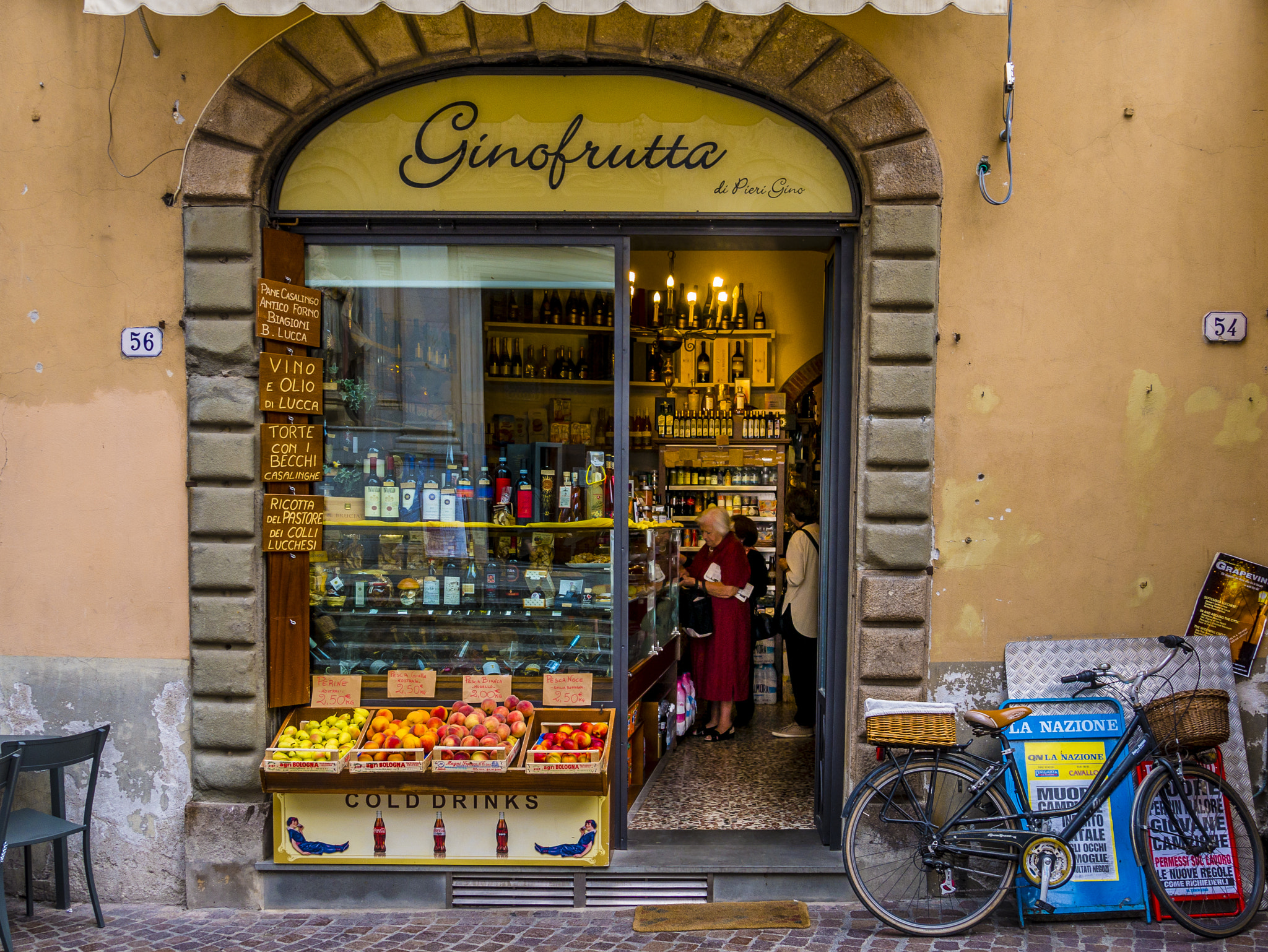 Panasonic Lumix DMC-GX7 sample photo. Lucca shop photography