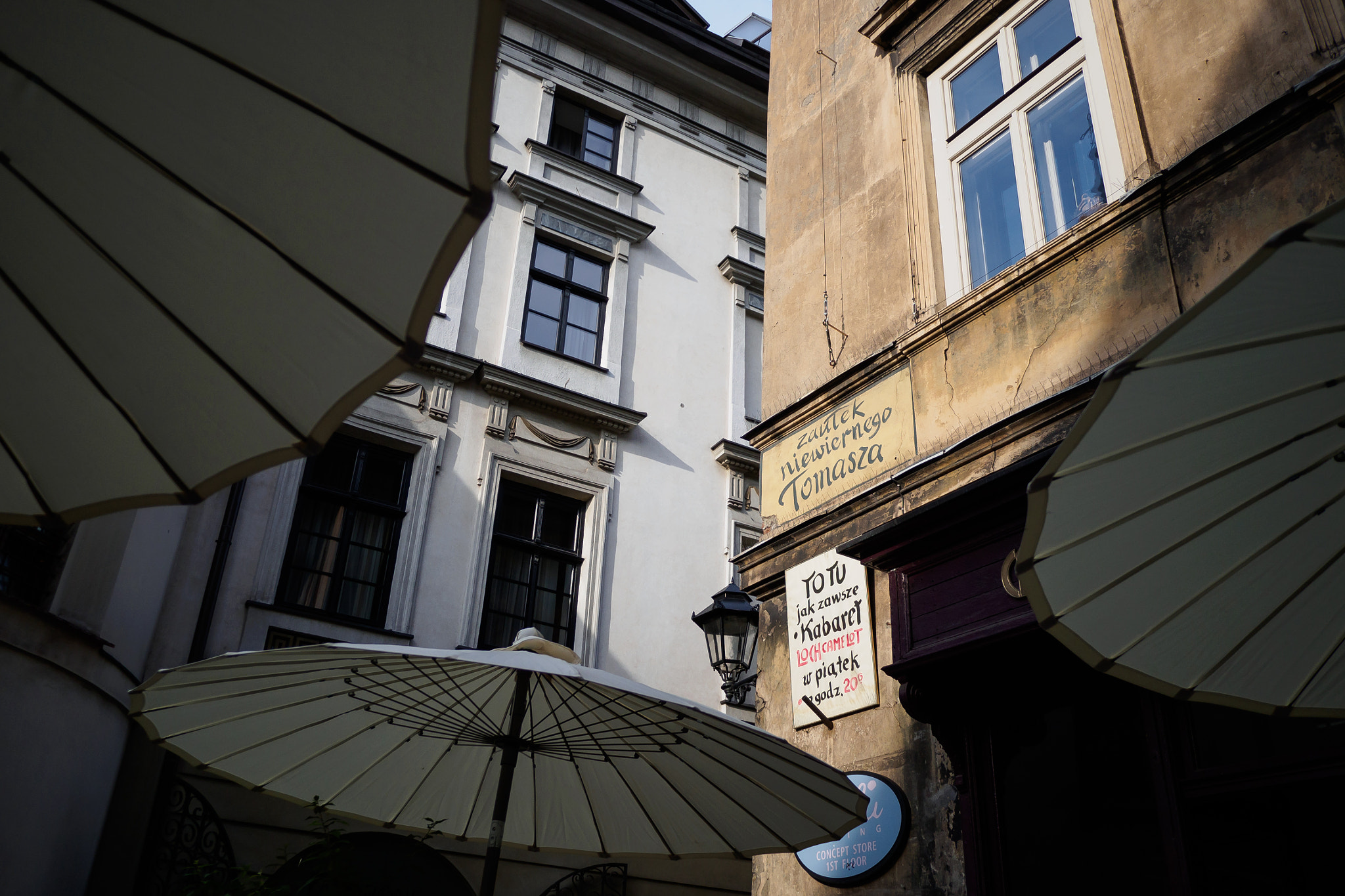 Olympus OM-D E-M10 + Panasonic Lumix G 14mm F2.5 ASPH sample photo. The umbrella corner photography