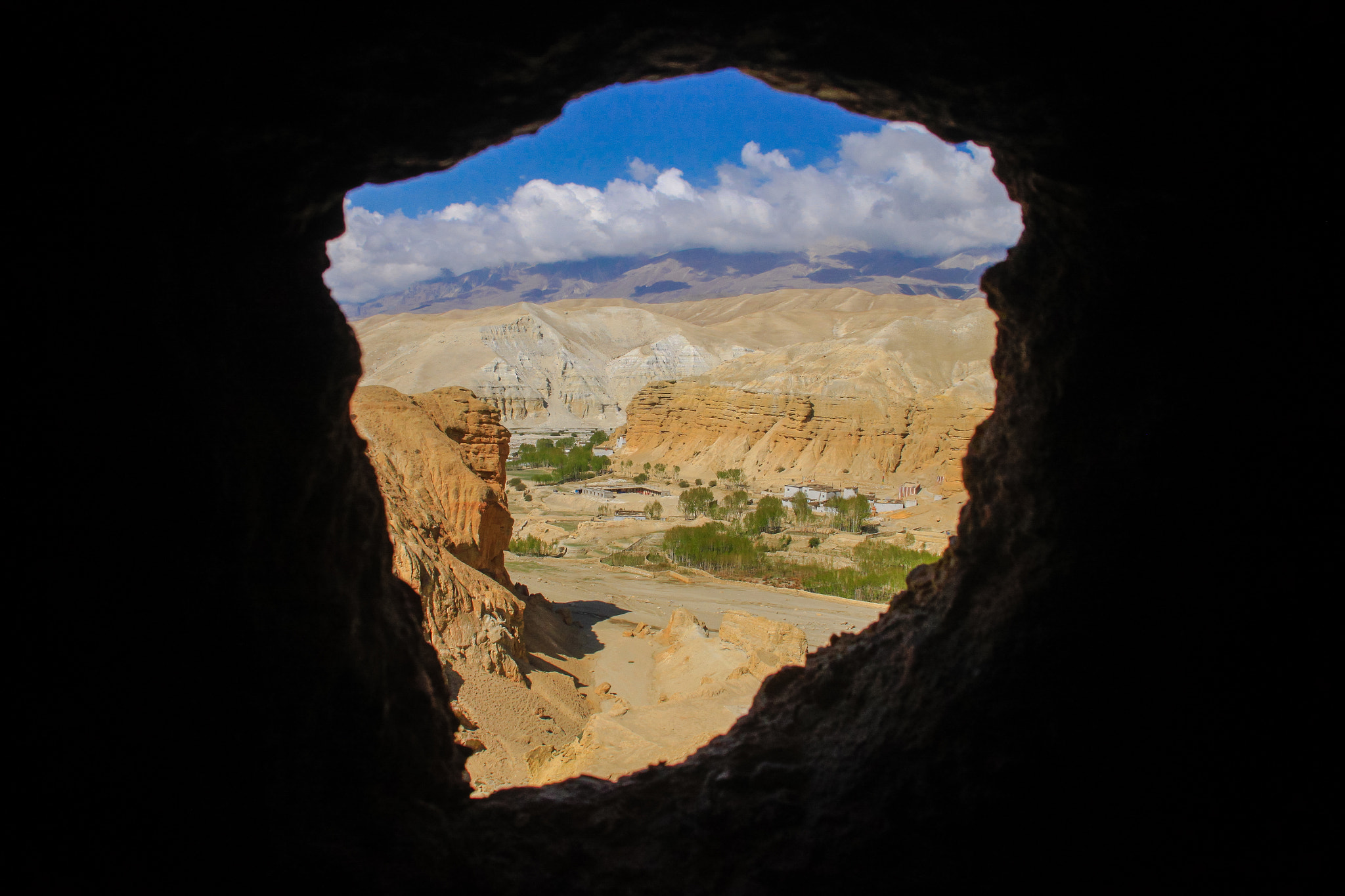 Canon EOS 500D (EOS Rebel T1i / EOS Kiss X3) sample photo. Peek from garphu cave, mustang photography