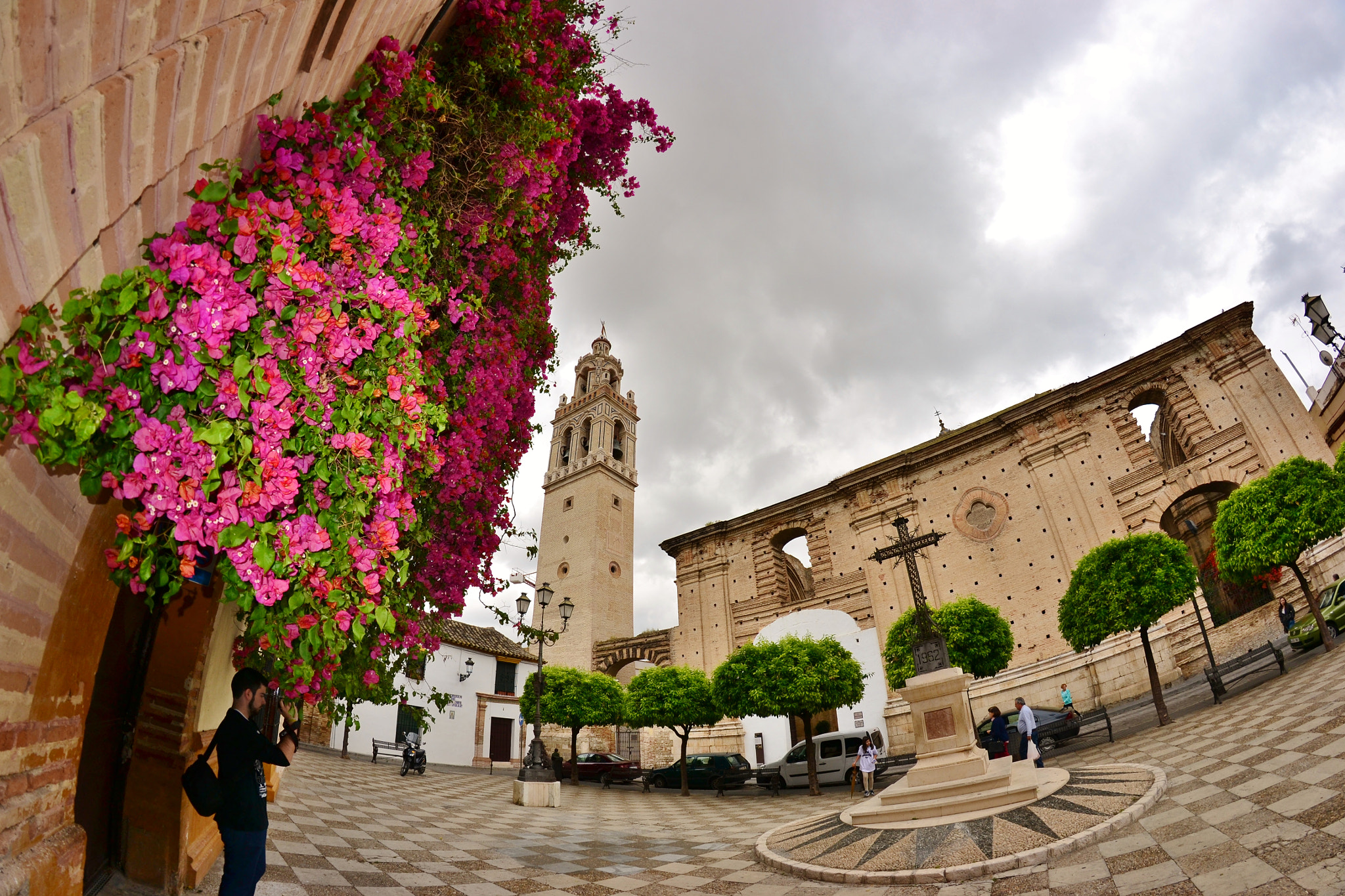 Nikon D3100 + Samyang 8mm F3.5 Aspherical IF MC Fisheye sample photo. Plaza de la iglesia de santa cruz photography