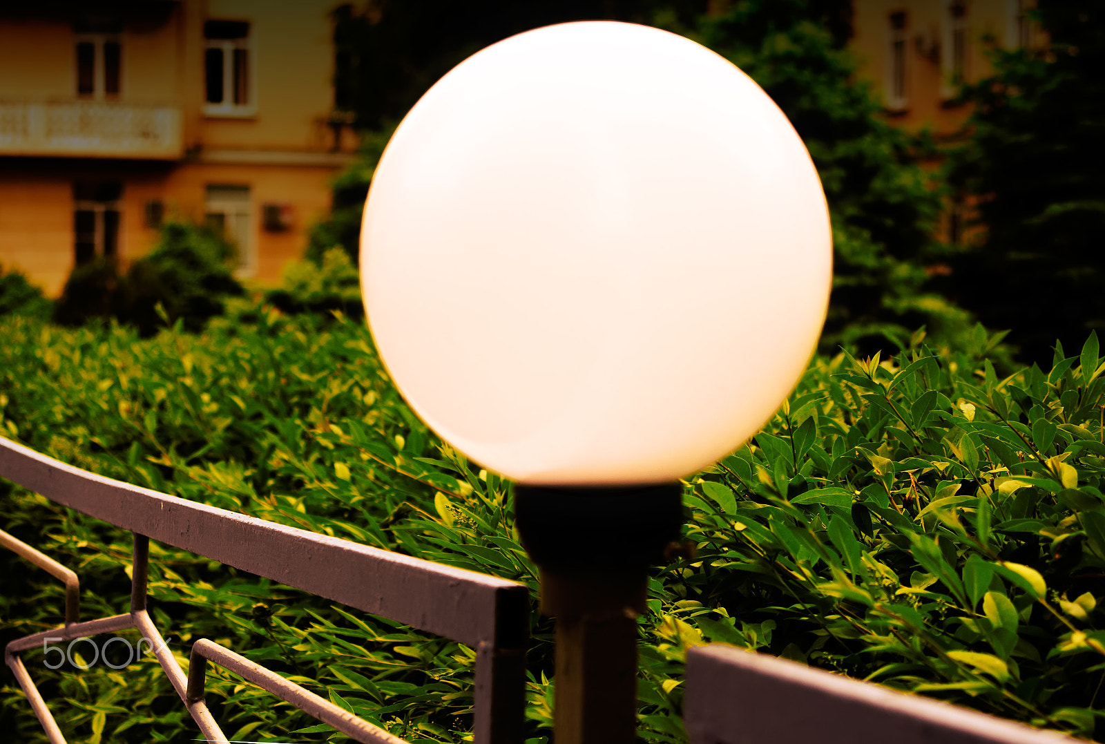 AF Zoom-Nikkor 28-70mm f/3.5-4.5D sample photo. Street light photography