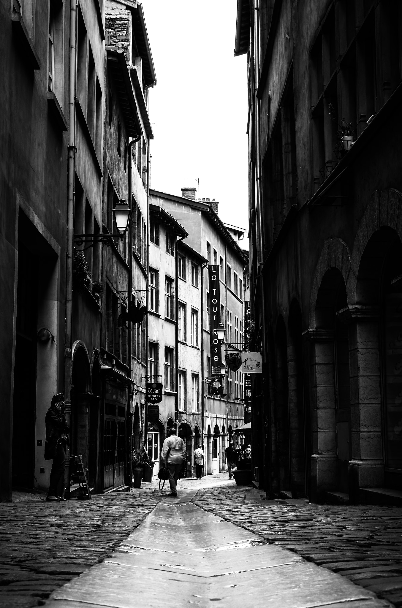 Pentax K-r + Pentax smc DA 35mm F2.4 AL sample photo. Old street photography