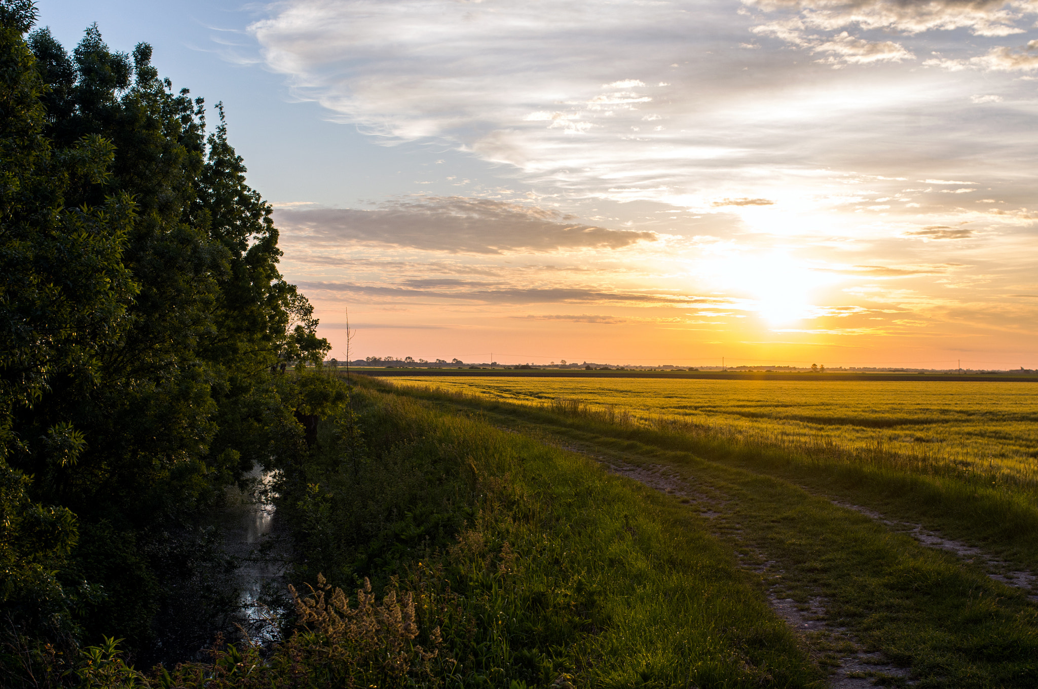 Pentax K-r + Pentax smc DA 35mm F2.4 AL sample photo. Sunrise on france photography