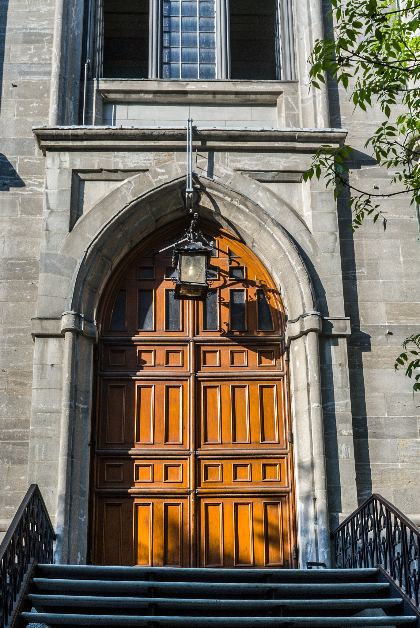Sony 28mm F2.8 sample photo. Porte de coté de l'église notre-dame photography