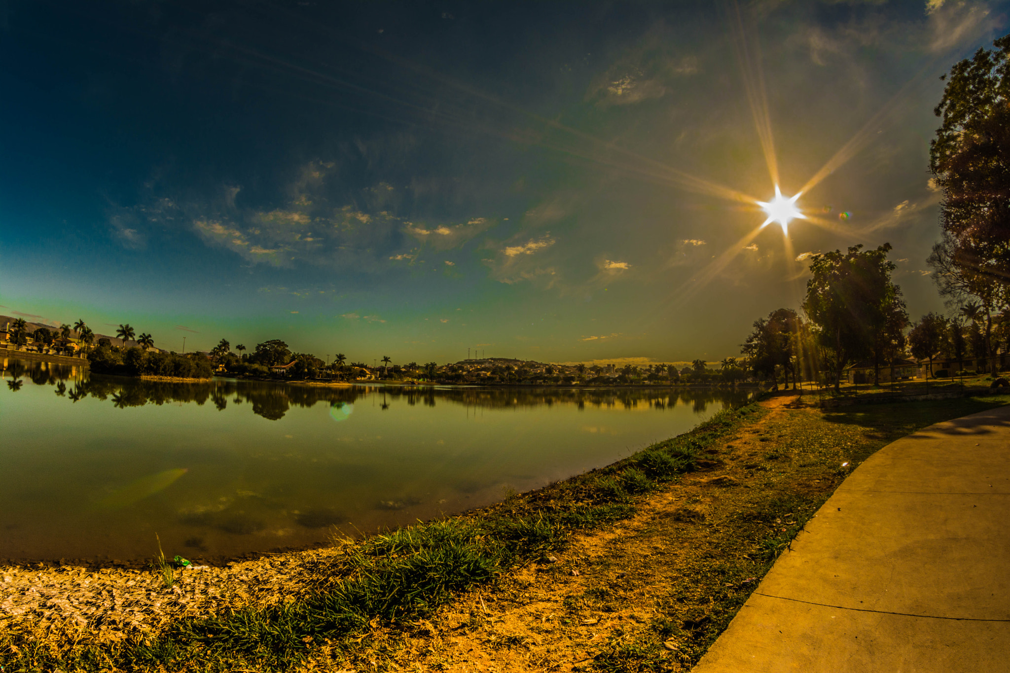 Nikon D5200 + Samyang 8mm F3.5 Aspherical IF MC Fisheye sample photo. Lago beira pista de lagoas photography