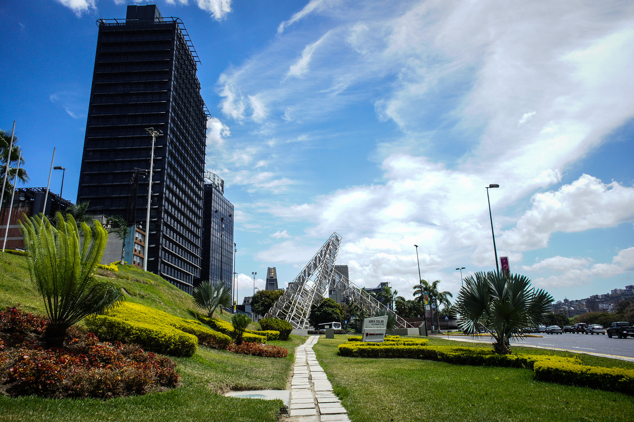 Sony Alpha NEX-5 + Sony E 16mm F2.8 sample photo. Plaza venezuela photography