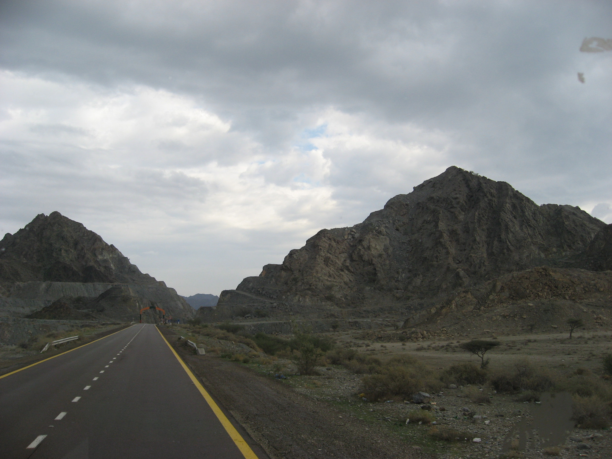 Canon DIGITAL IXUS 800 IS sample photo. Mountains in umm al-quwain / united arab emirates photography