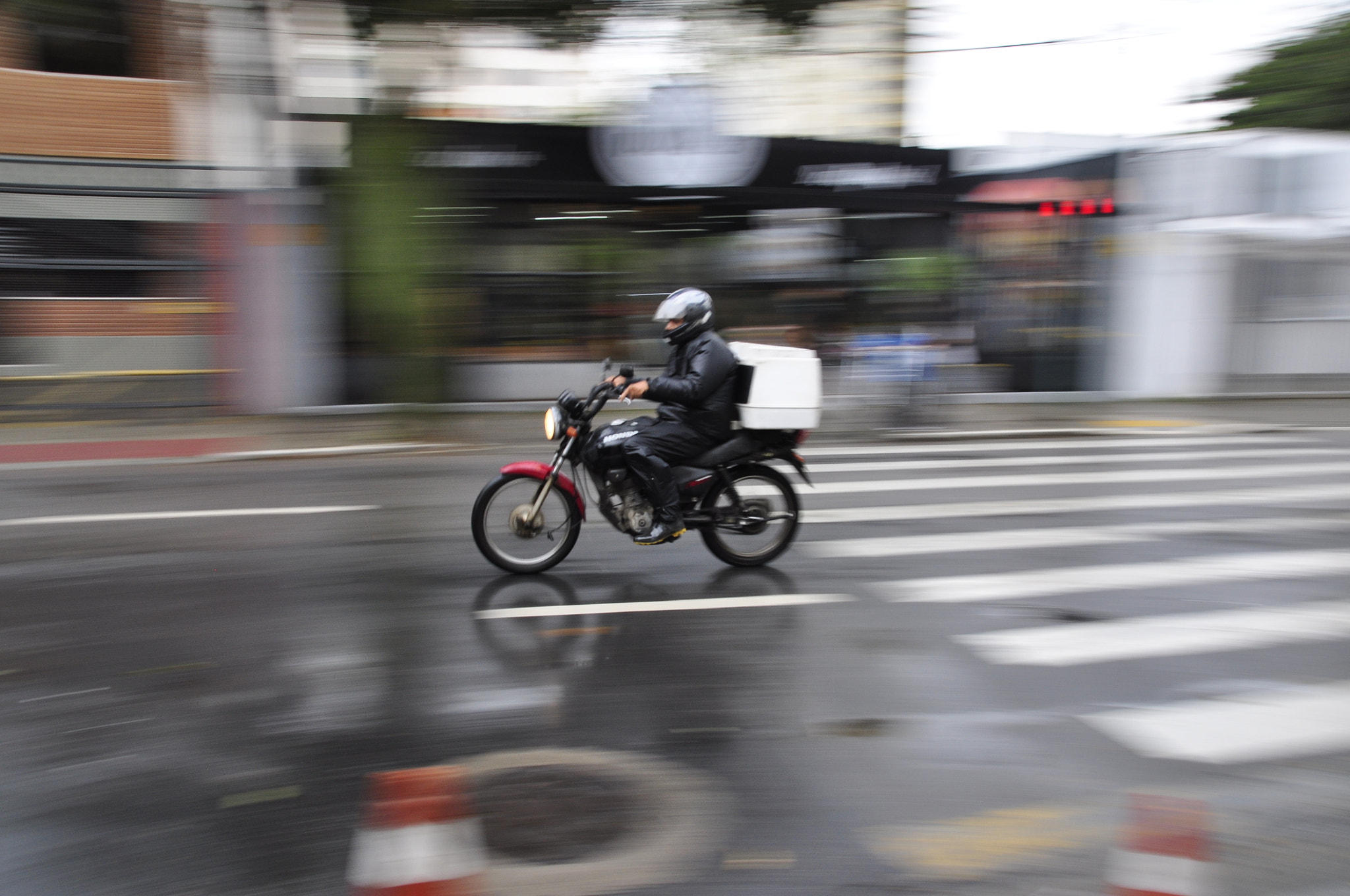 Sigma 18-250mm F3.5-6.3 DC Macro OS HSM sample photo. In a hurry photography