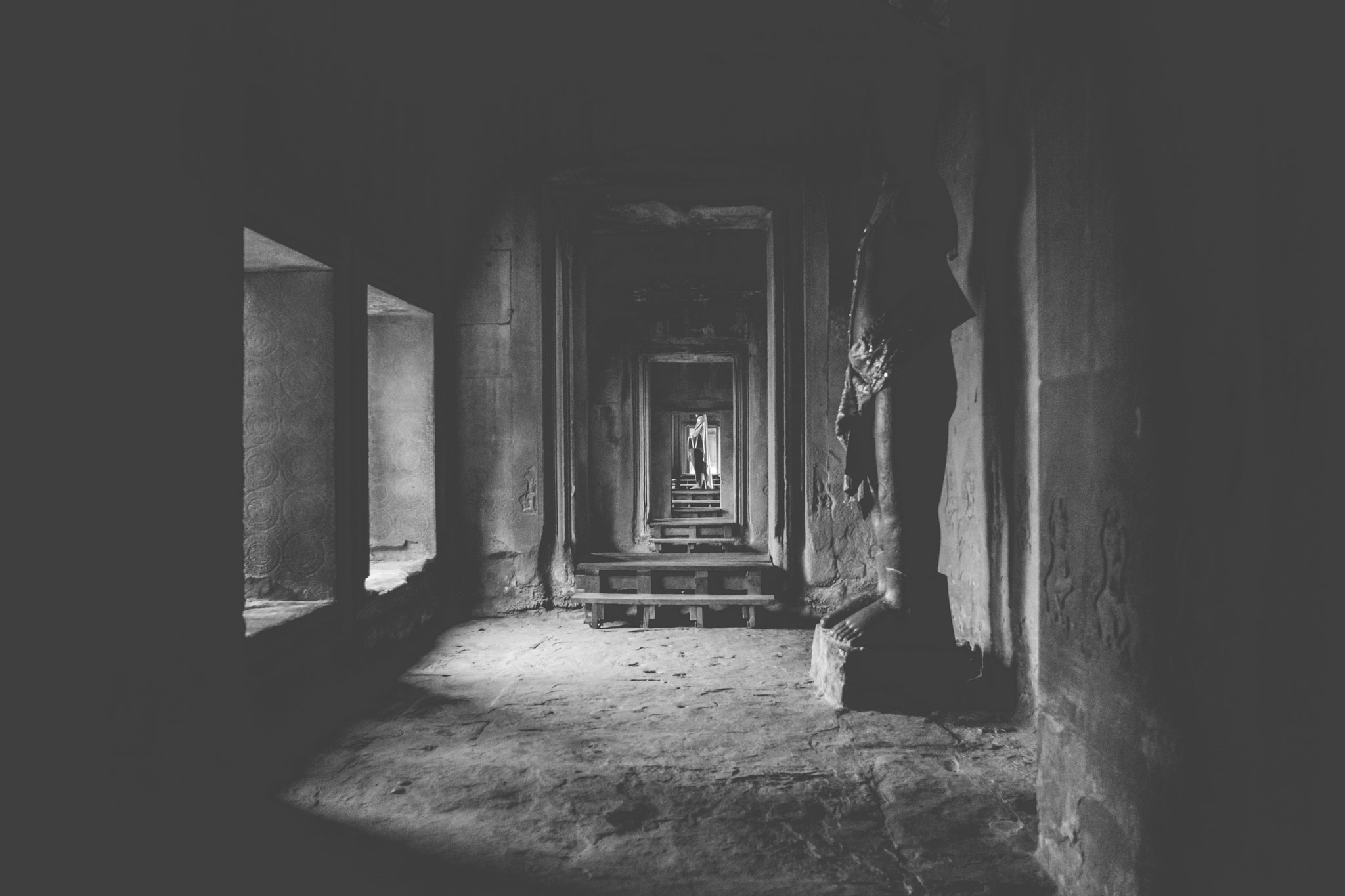 Sony a7 + Sony 28mm F2.8 sample photo. Sun rays shine through the windows of the angkor wat temple photography