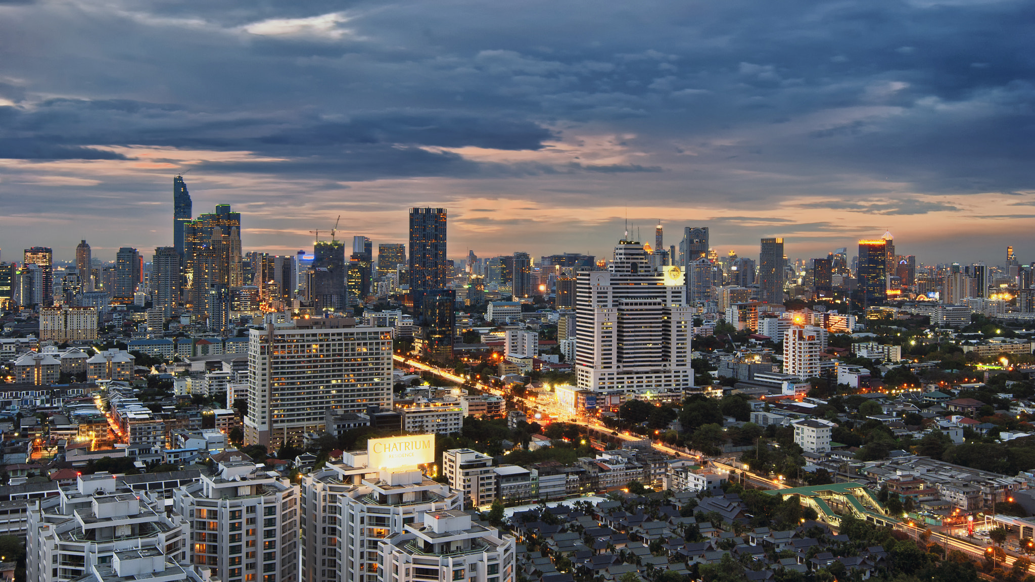 Nikon AF-S Nikkor 16-35mm F4G ED VR sample photo. Bangkok density photography