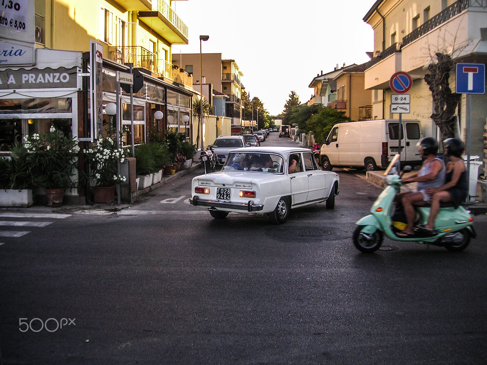 KONICA MINOLTA DiMAGE X50 sample photo. Quiet italian street photography