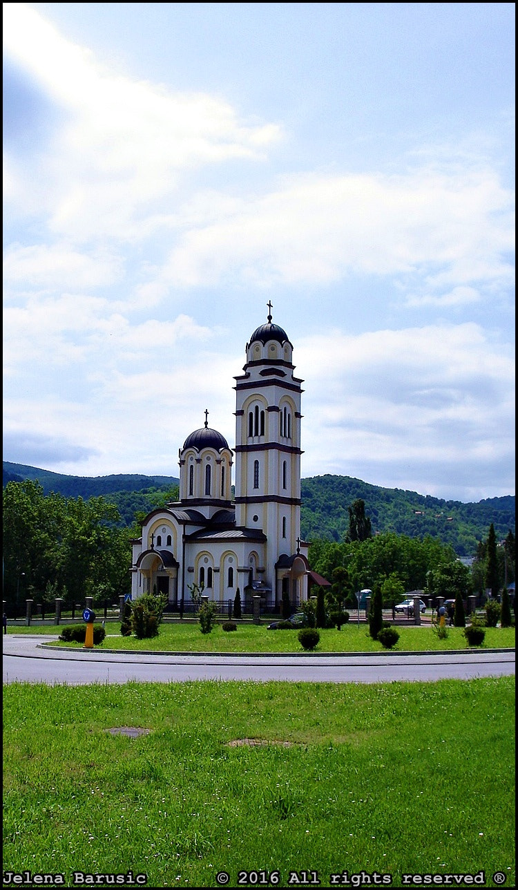 Sony DSC-W5 sample photo. Church at traffic roundabout. photography