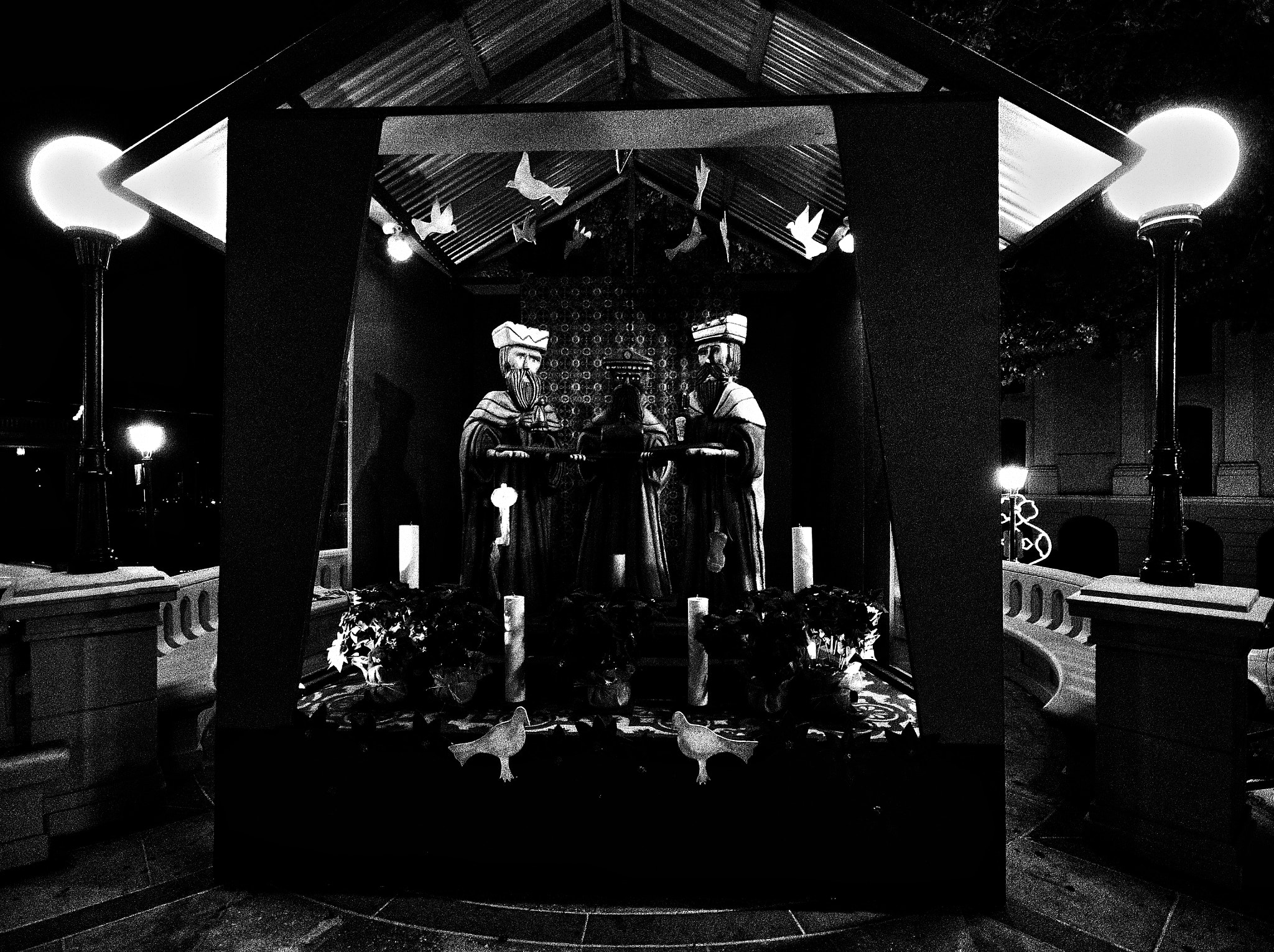 Canon EOS 650D (EOS Rebel T4i / EOS Kiss X6i) + Canon 10-20mm sample photo. Xmas statue photography