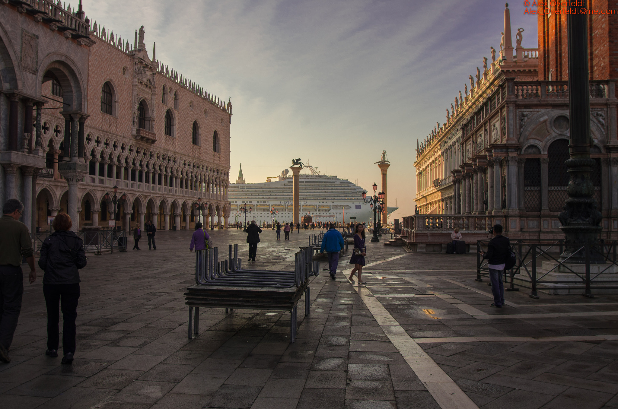 Pentax K-5 IIs + Sigma 20mm F1.8 EX DG Aspherical RF sample photo. Venice and tourism : "new world" versus "old world" - old and new palaces photography