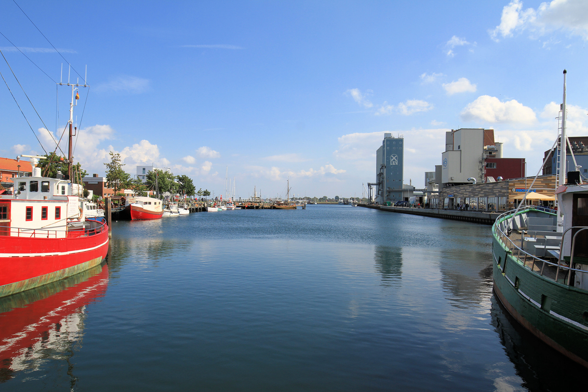 Canon EOS 7D + Canon EF 16-35mm F4L IS USM sample photo. The harbour photography