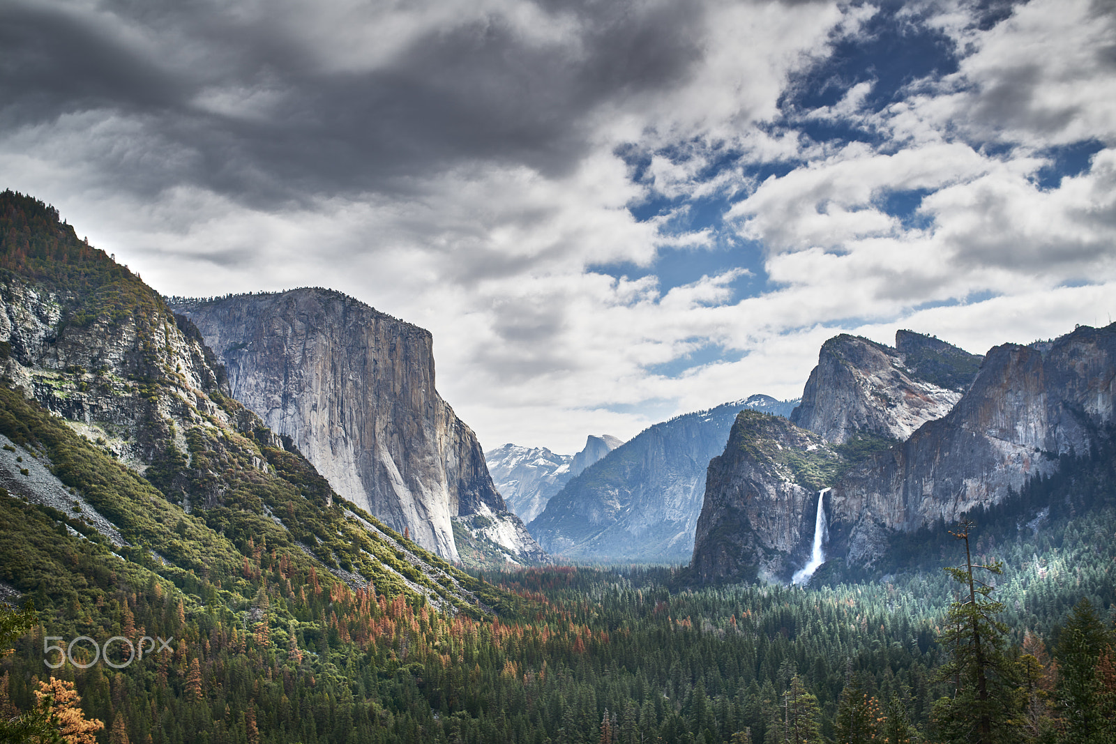 35mm F1.4 G SSM sample photo. Yosemite national park taken from the tunnel entrance photography