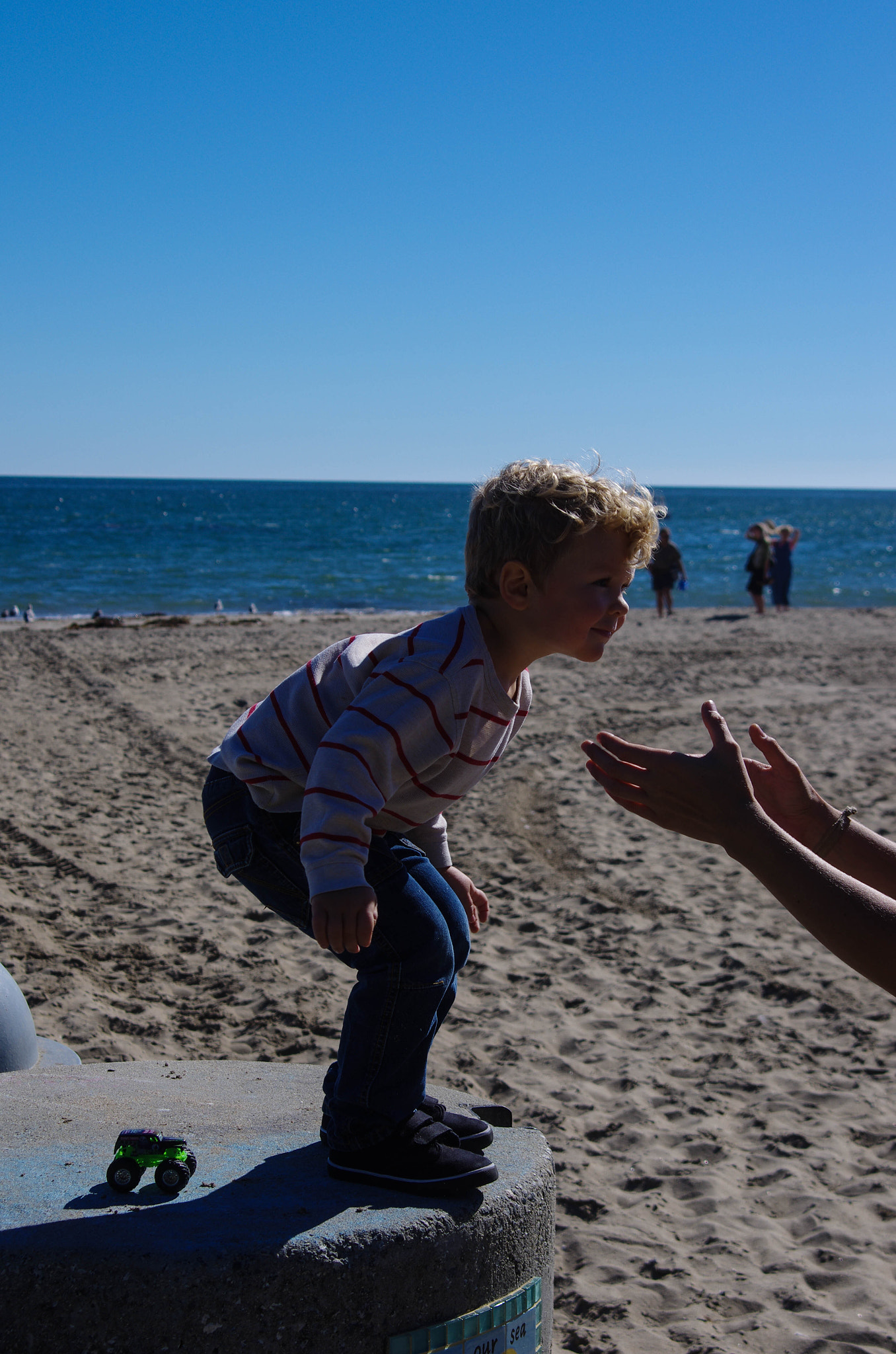 Pentax K-5 II sample photo. Jumping in mamma's arms photography