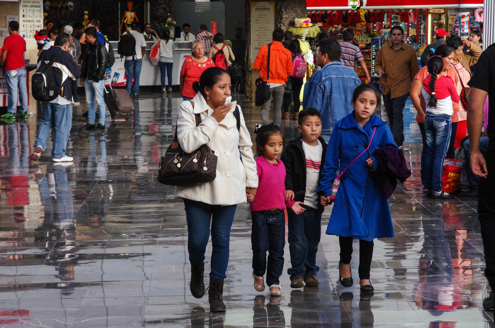 Pentax K-5 II sample photo. A family going to meet their other one in the mexico city train station photography