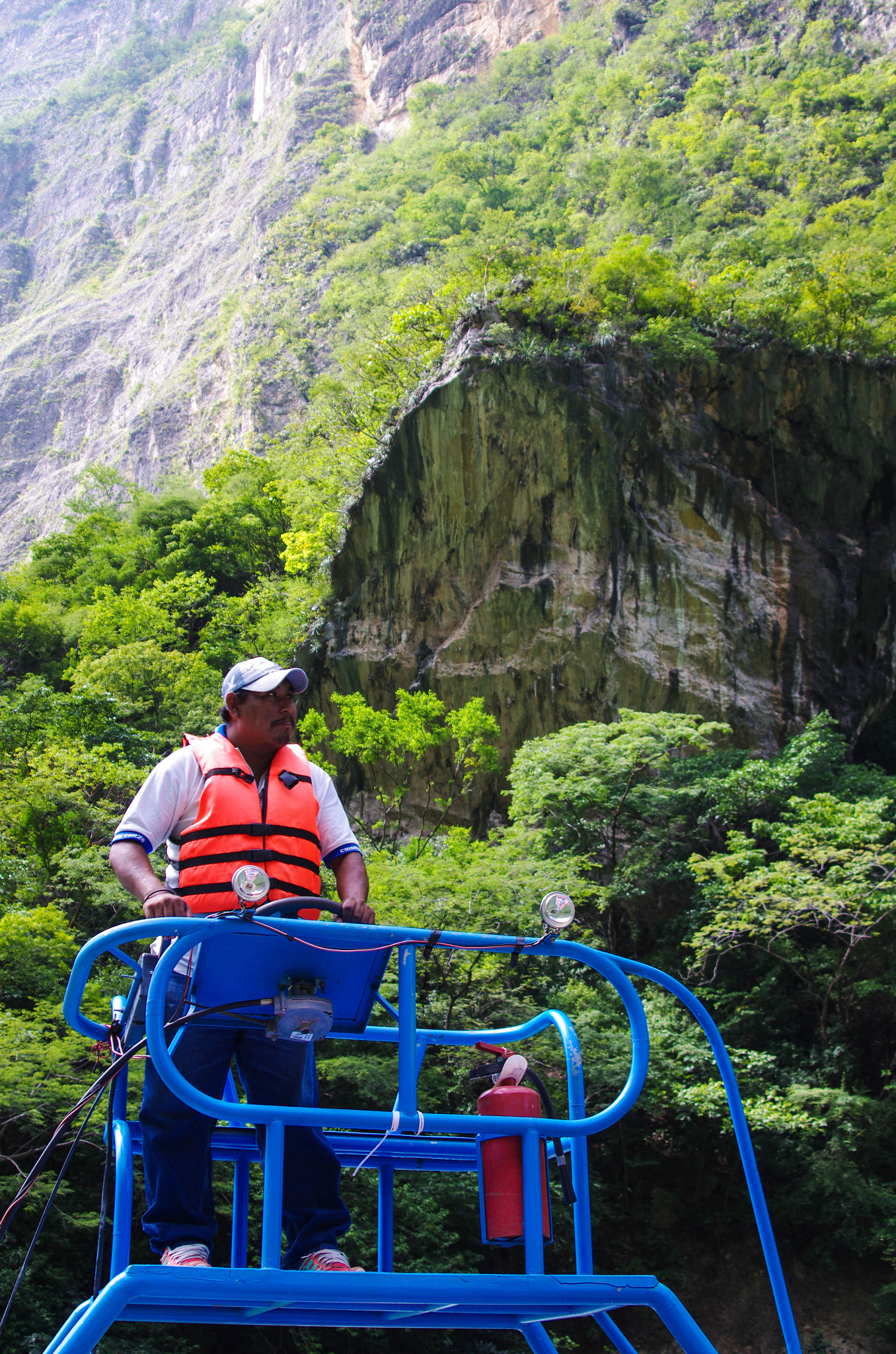 Pentax K-5 II sample photo. The boat driver on cañon del sumidero photography
