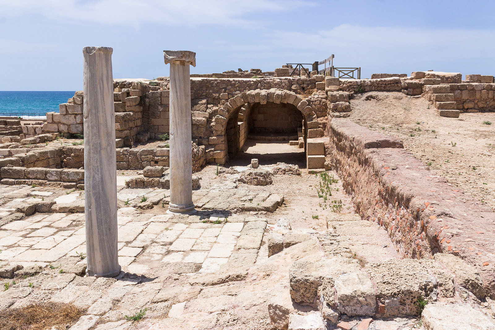 Canon EF 75-300mm F4.0-5.6 IS USM sample photo. Fragment of buildings inside in the ruined city of photography