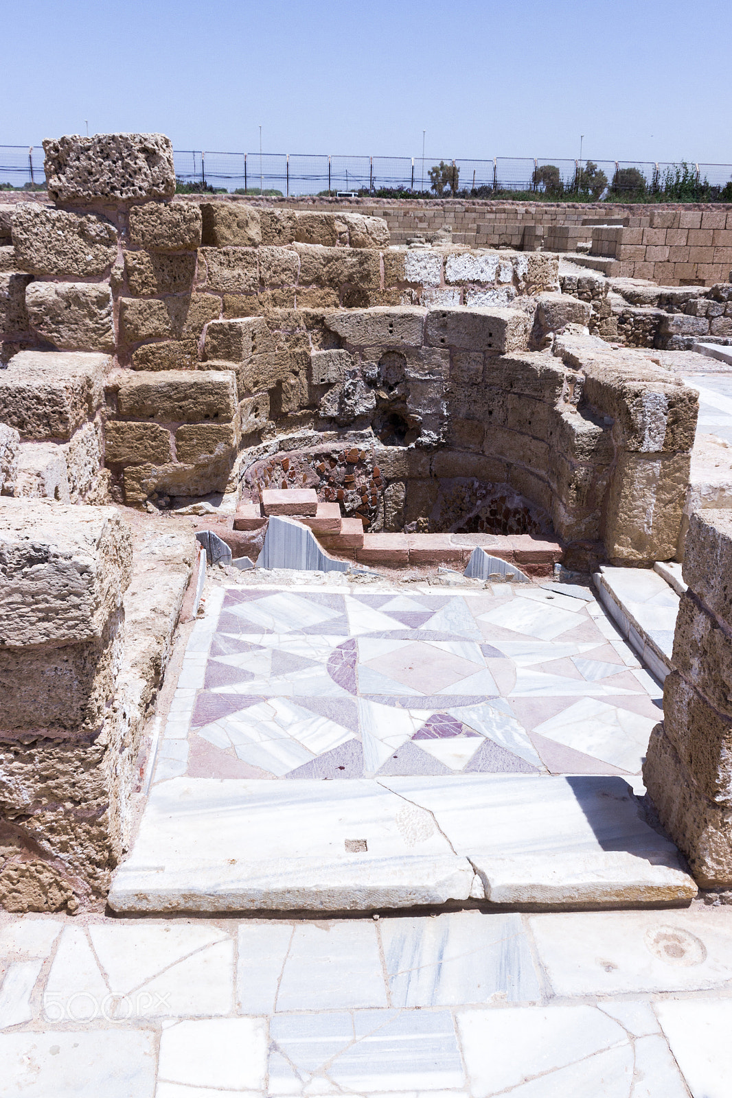 Canon EF 75-300mm F4.0-5.6 IS USM sample photo. Fragment of buildings inside in the ruined city of photography