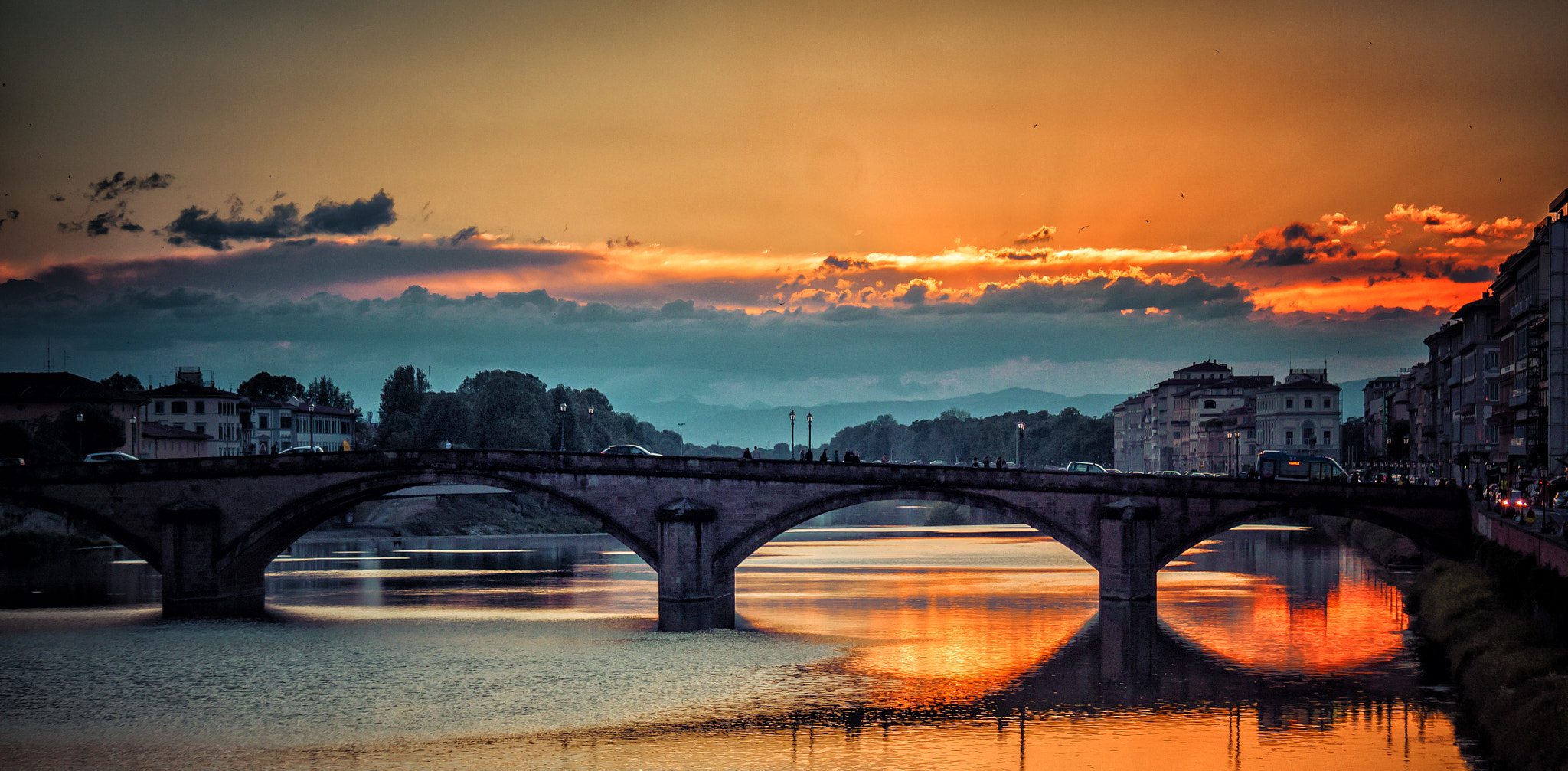 Sony Alpha NEX-3N + Sony E 55-210mm F4.5-6.3 OSS sample photo. Nightfall in middle florence photography