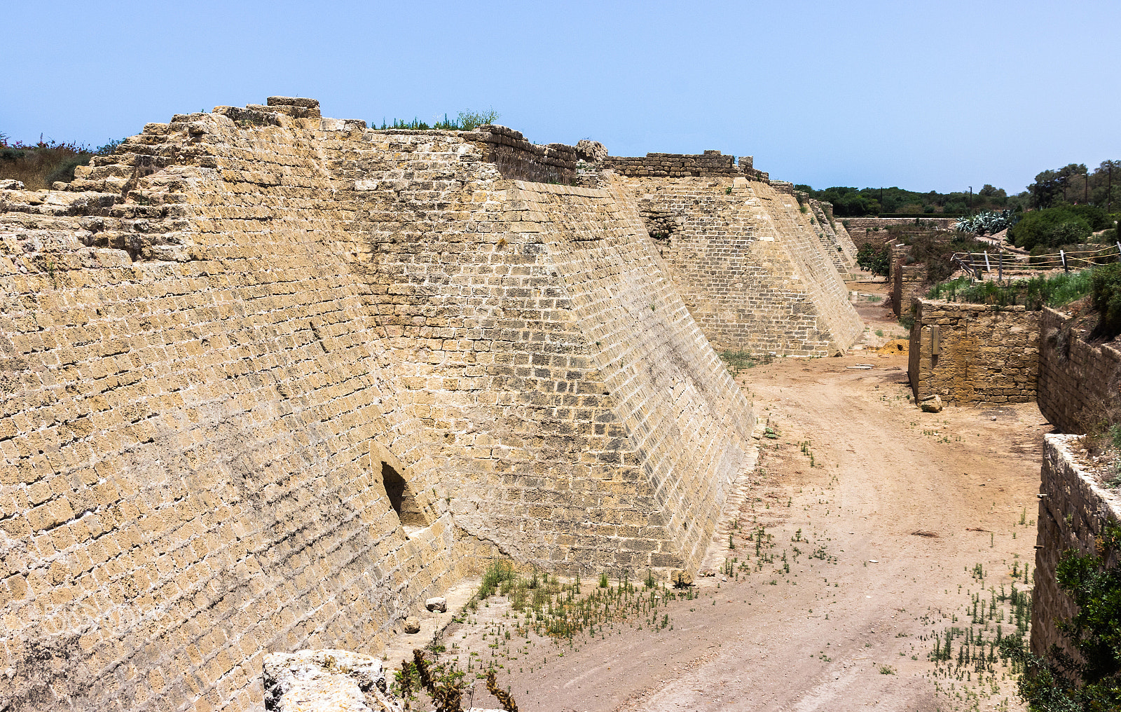 Canon EF 75-300mm F4.0-5.6 IS USM sample photo. Fragment of the fortress wall photography