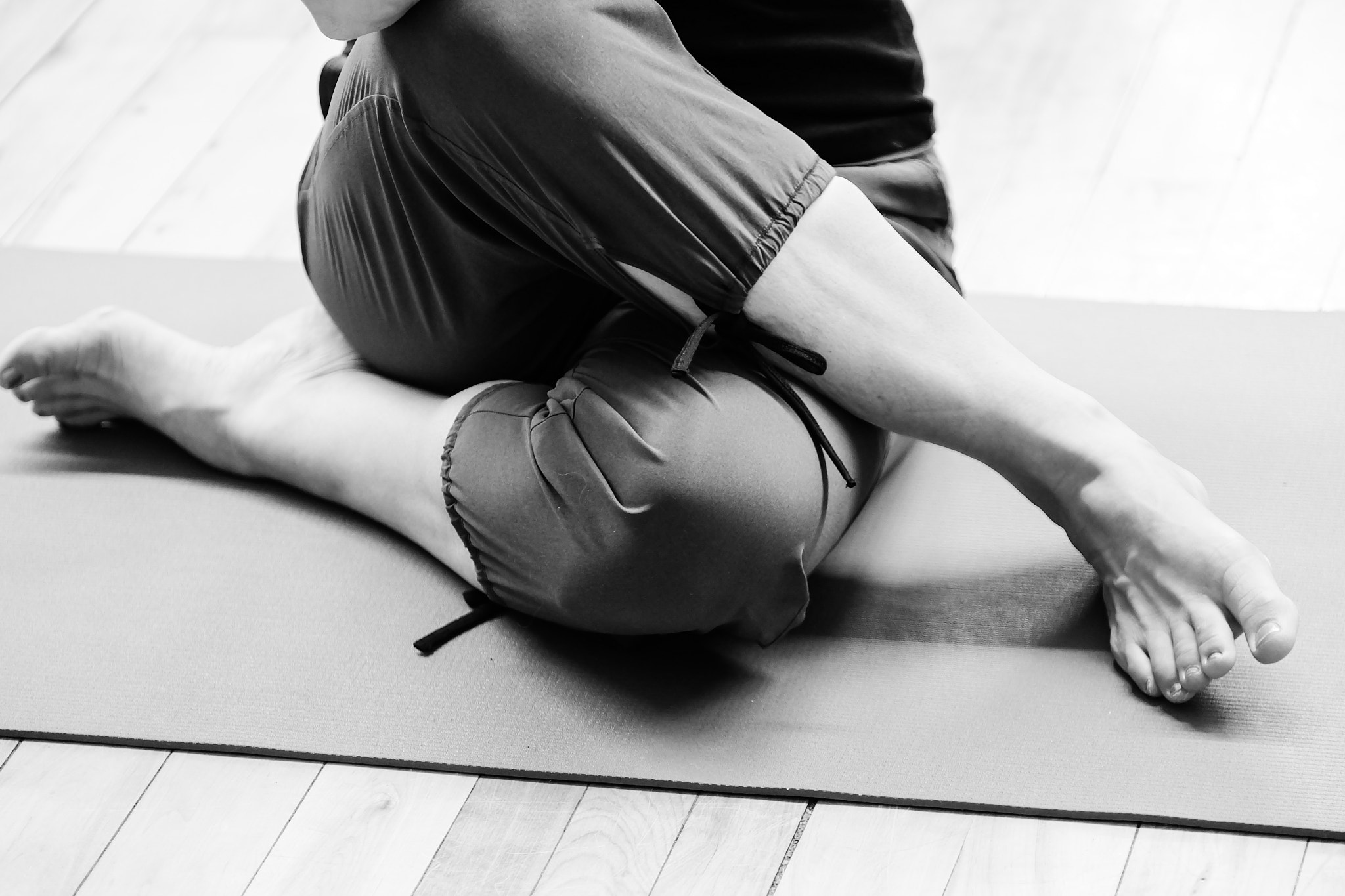 Fujifilm X-A1 + Fujifilm XF 50-140mm F2.8 R LM OIS WR sample photo. Twisted leg yoga photography