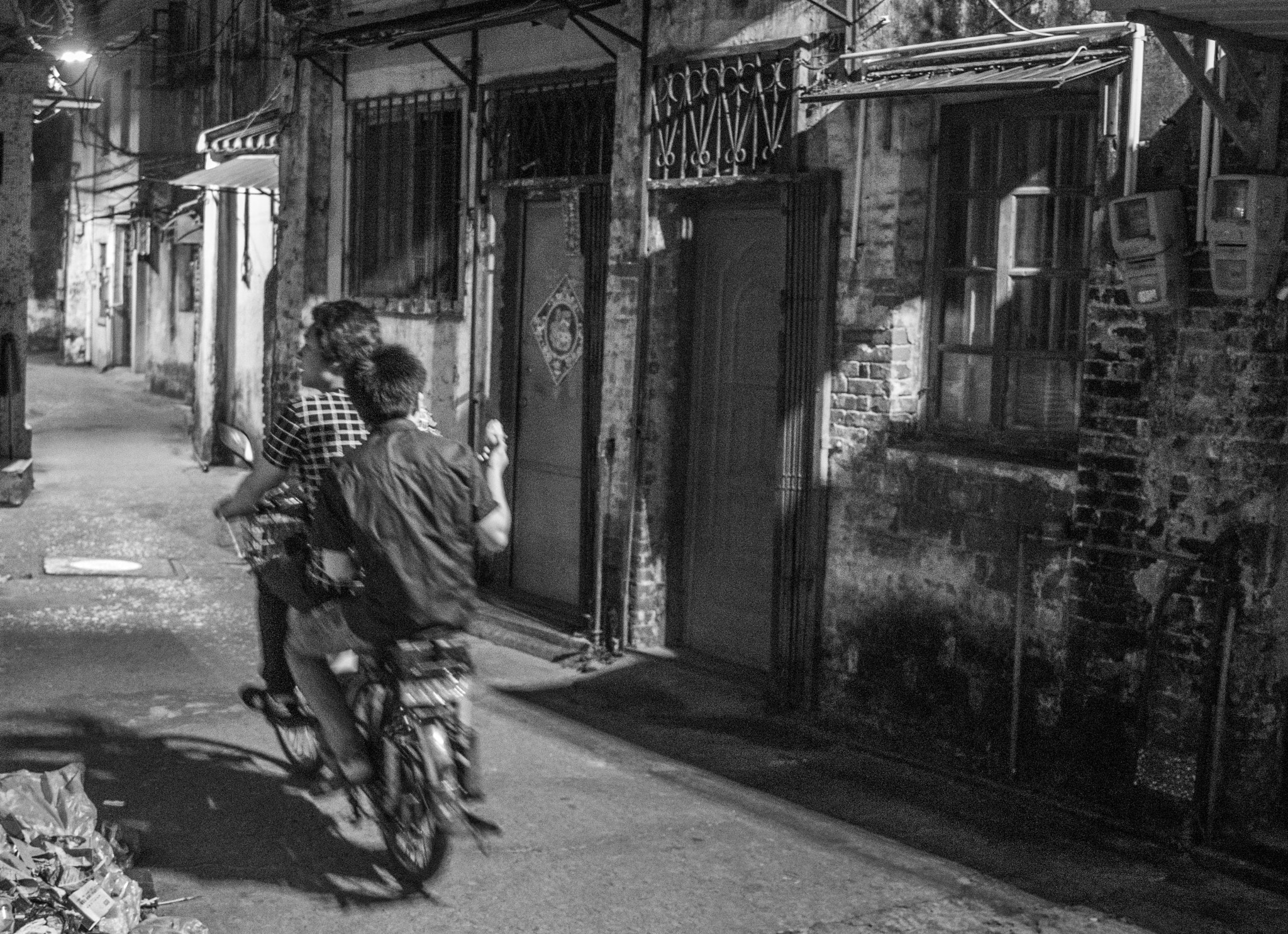 Canon EOS 100D (EOS Rebel SL1 / EOS Kiss X7) sample photo. Two on a bicycle photography