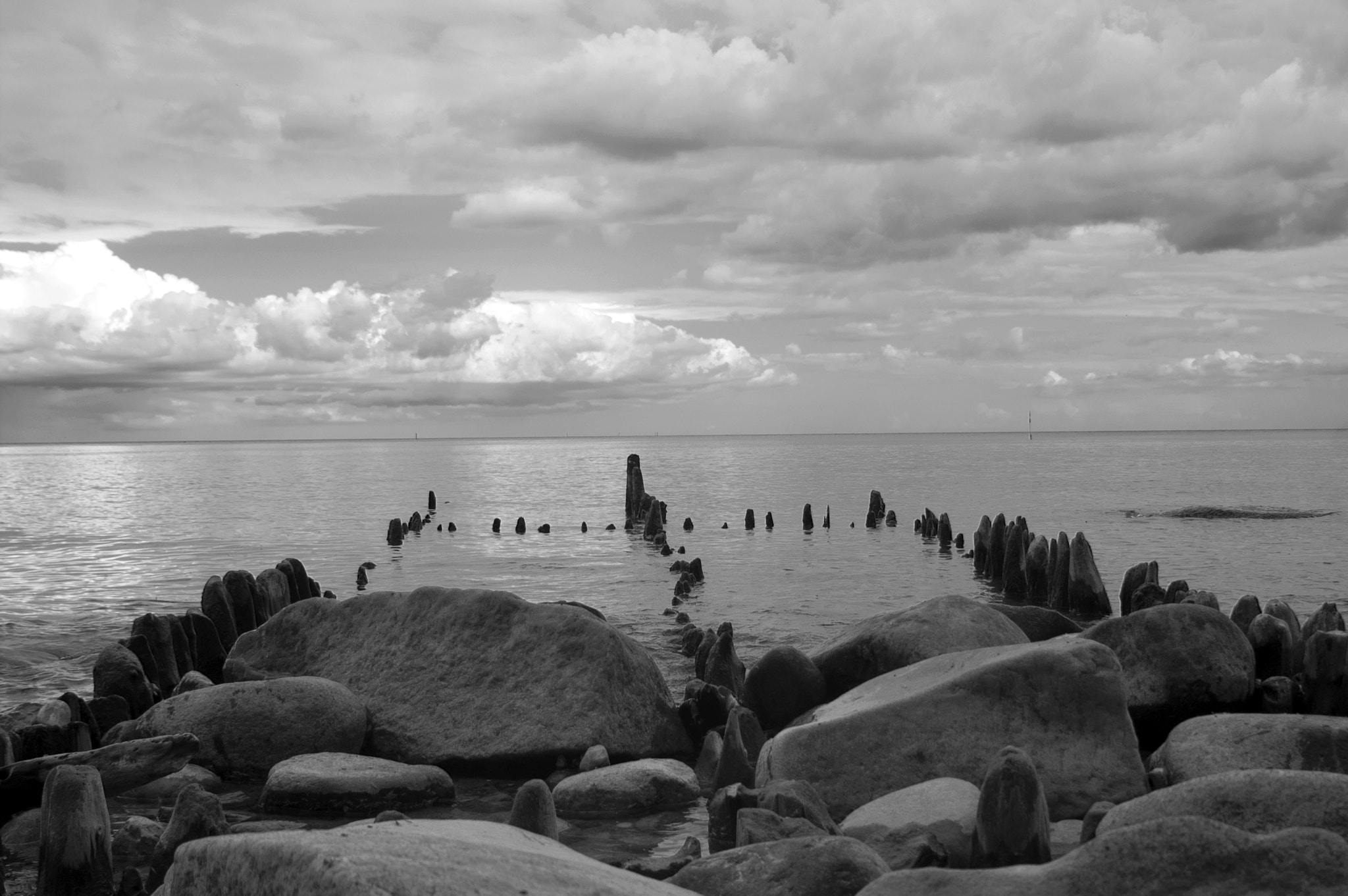 KONICA MINOLTA MAXXUM 5D sample photo. Ghost of a pier photography