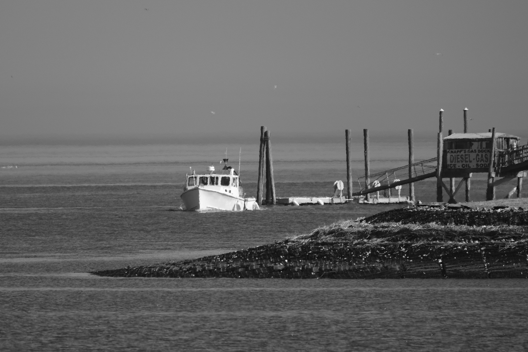 XF100-400mmF4.5-5.6 R LM OIS WR + 1.4x sample photo. Boat refueling photography