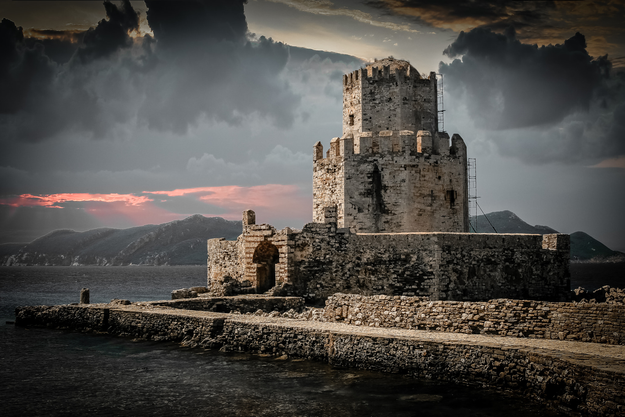 Canon EOS 400D (EOS Digital Rebel XTi / EOS Kiss Digital X) sample photo. Methoni's ancient castle photography