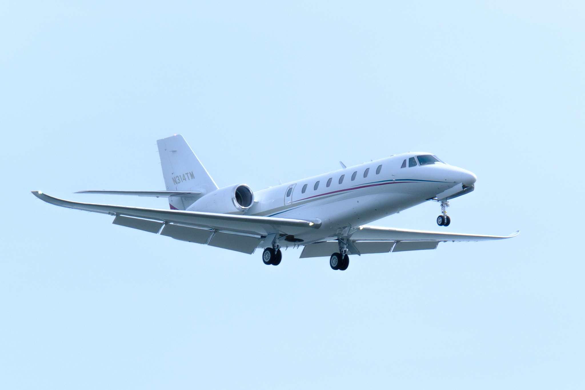 XF100-400mmF4.5-5.6 R LM OIS WR + 1.4x sample photo. Jet landing photography
