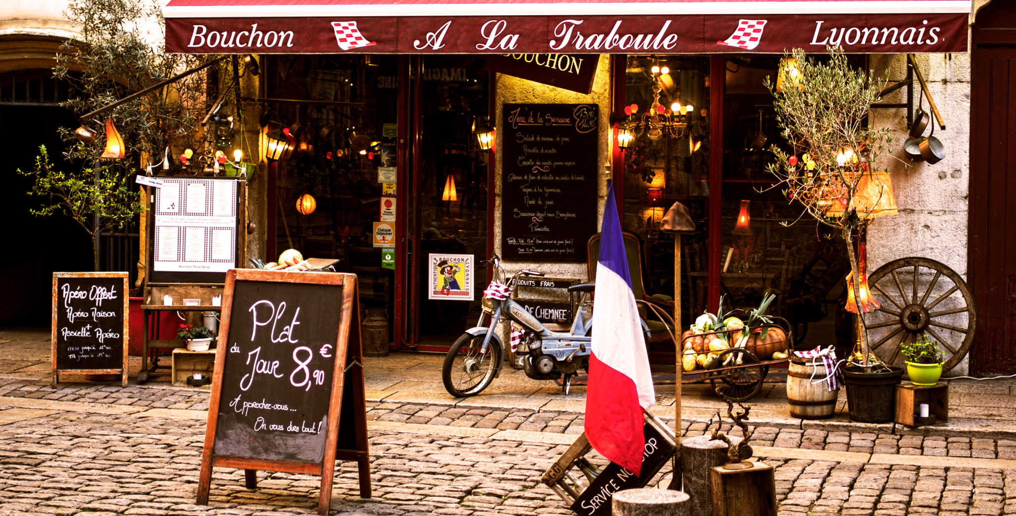 Pentax K-r + Pentax smc DA 35mm F2.4 AL sample photo. Bouchon lyonnais photography
