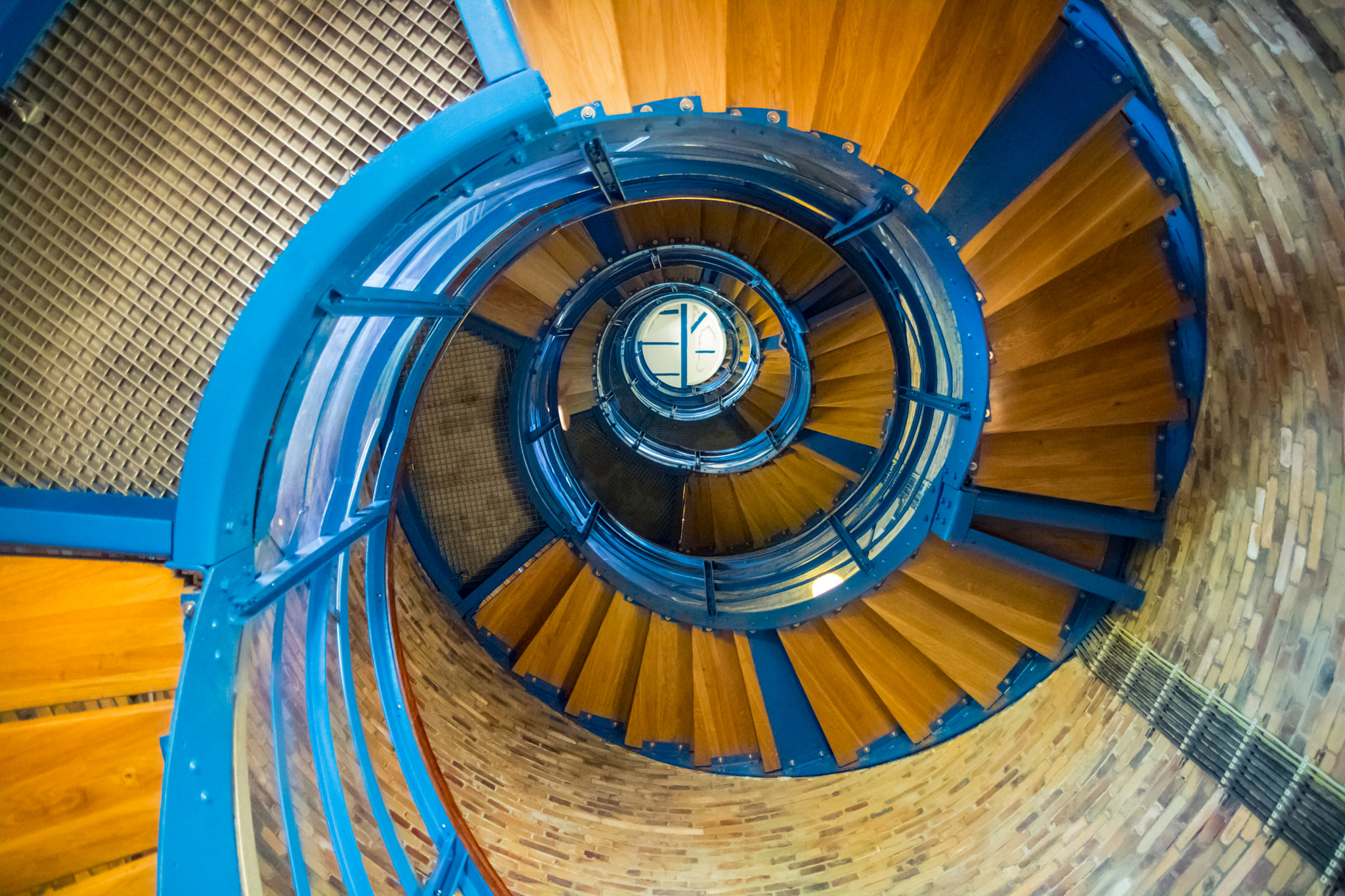 Canon EOS 750D (EOS Rebel T6i / EOS Kiss X8i) + Tamron SP AF 17-50mm F2.8 XR Di II LD Aspherical (IF) sample photo. Lighthouse staircase photography
