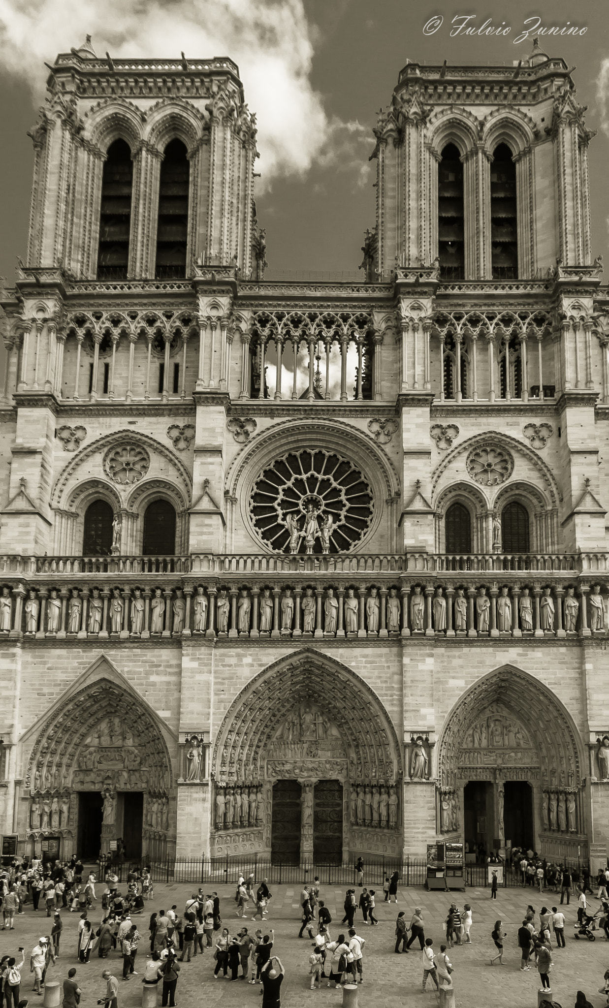 Sigma 12-24mm F4.5-5.6 EX DG Aspherical HSM sample photo. Notre dame de paris photography