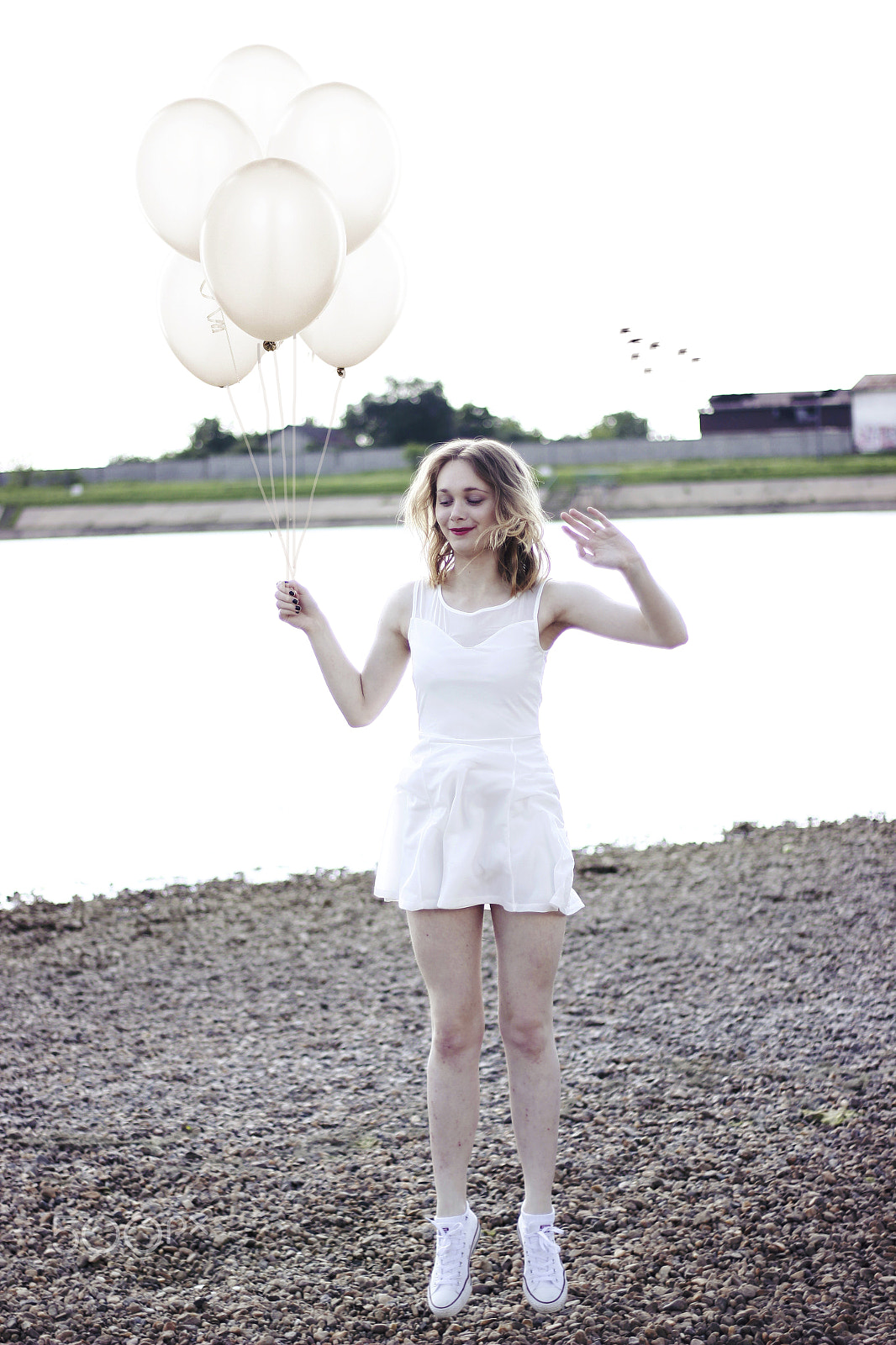 Canon EOS 600D (Rebel EOS T3i / EOS Kiss X5) + Canon EF 50mm F1.8 II sample photo. Girl with balloons photography