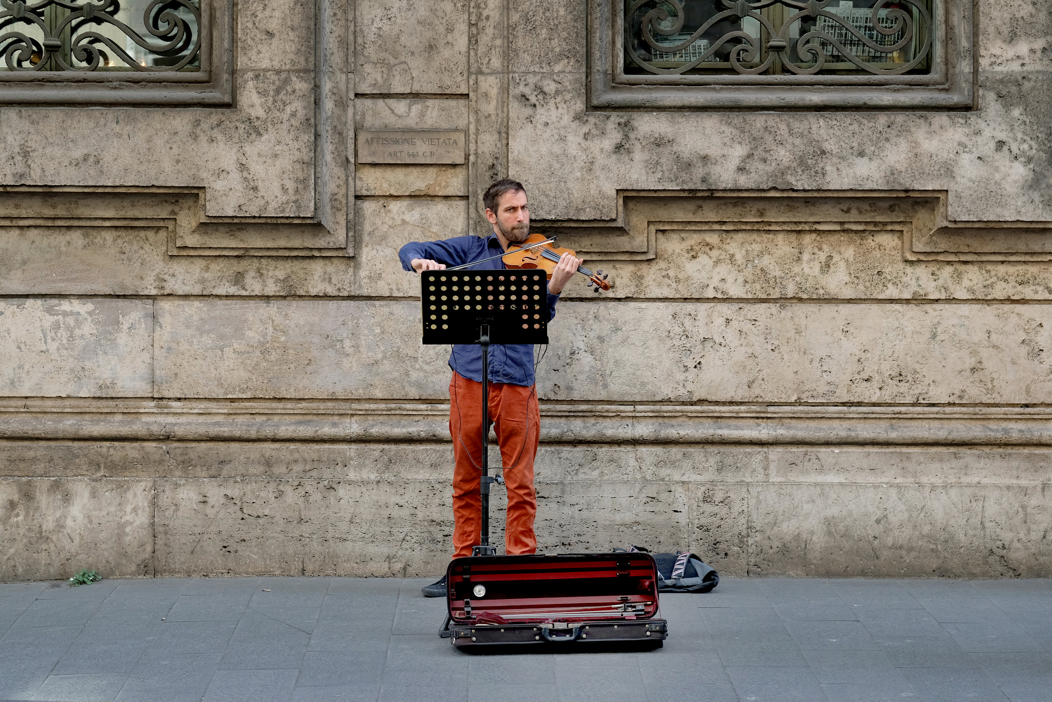 Fujifilm X-M1 + Fujifilm XF 56mm F1.2 R sample photo. Violinist on the street of rome  photography