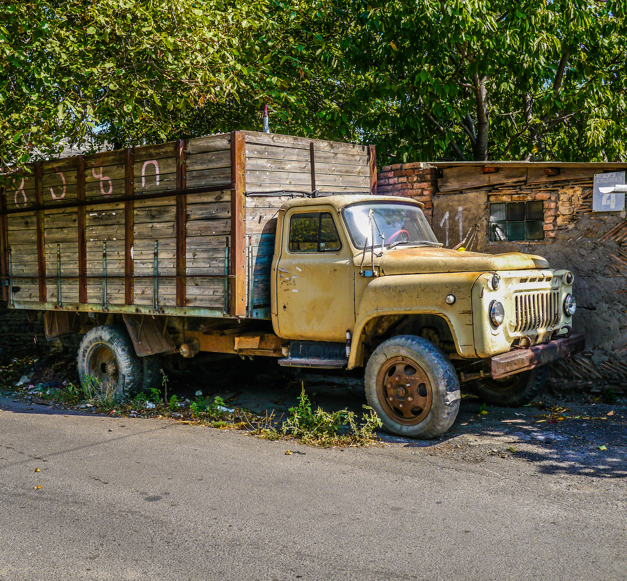 Panasonic Lumix DMC-G5 + Panasonic Lumix G 20mm F1.7 ASPH sample photo. Old truck photography