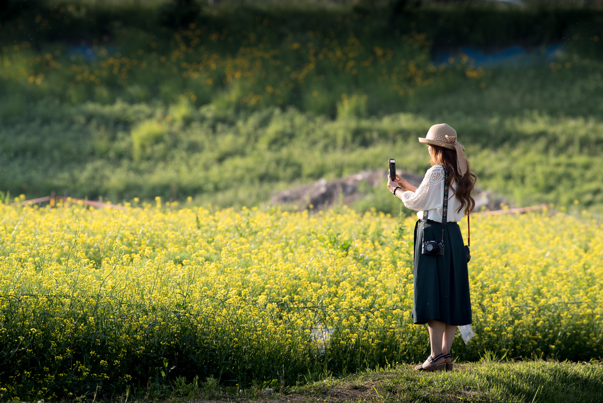 Pentax smc DA* 300mm F4.0 ED (IF) SDM sample photo. Flowers and girl photography